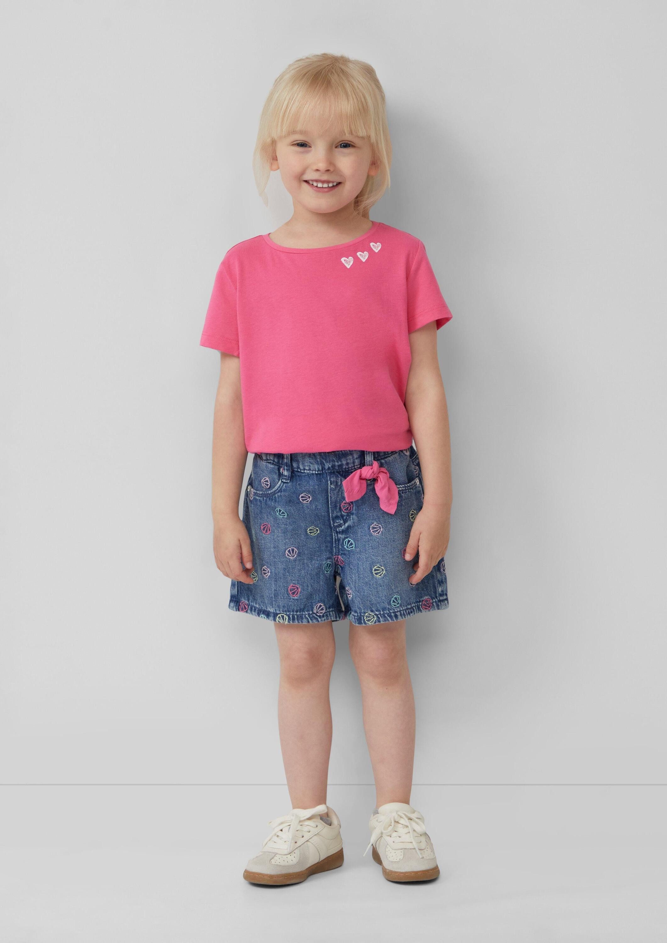 s.Oliver Jeansshorts Jeans-Hose Bestickte Jeans-Shorts im Loose Fit mit Schleifendetail
