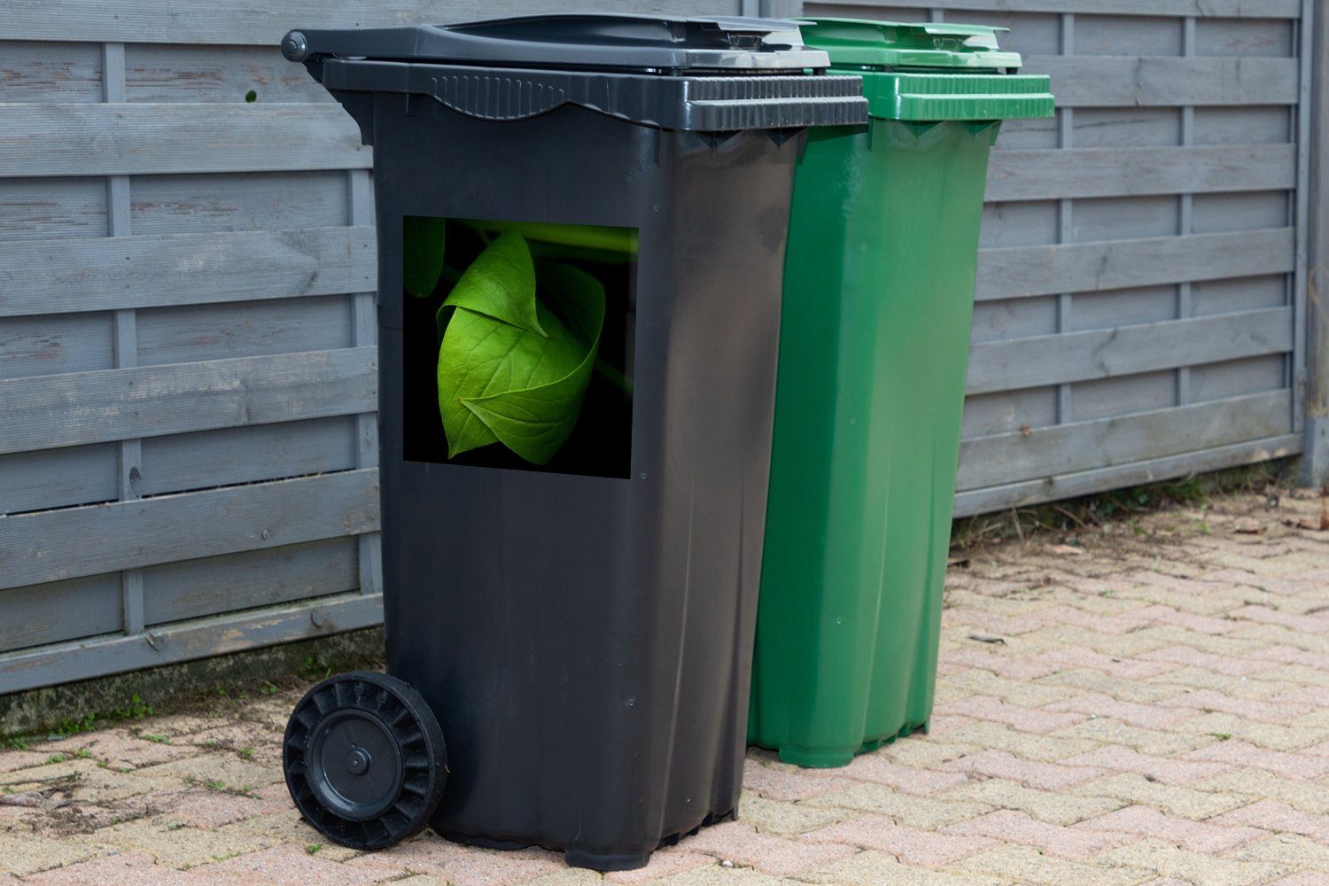 MuchoWow Wandsticker Blattes (1 Sticker, Mülltonne, Details Container, grünen St), eines Die schwarzem vor Abfalbehälter Mülleimer-aufkleber, Hintergrund