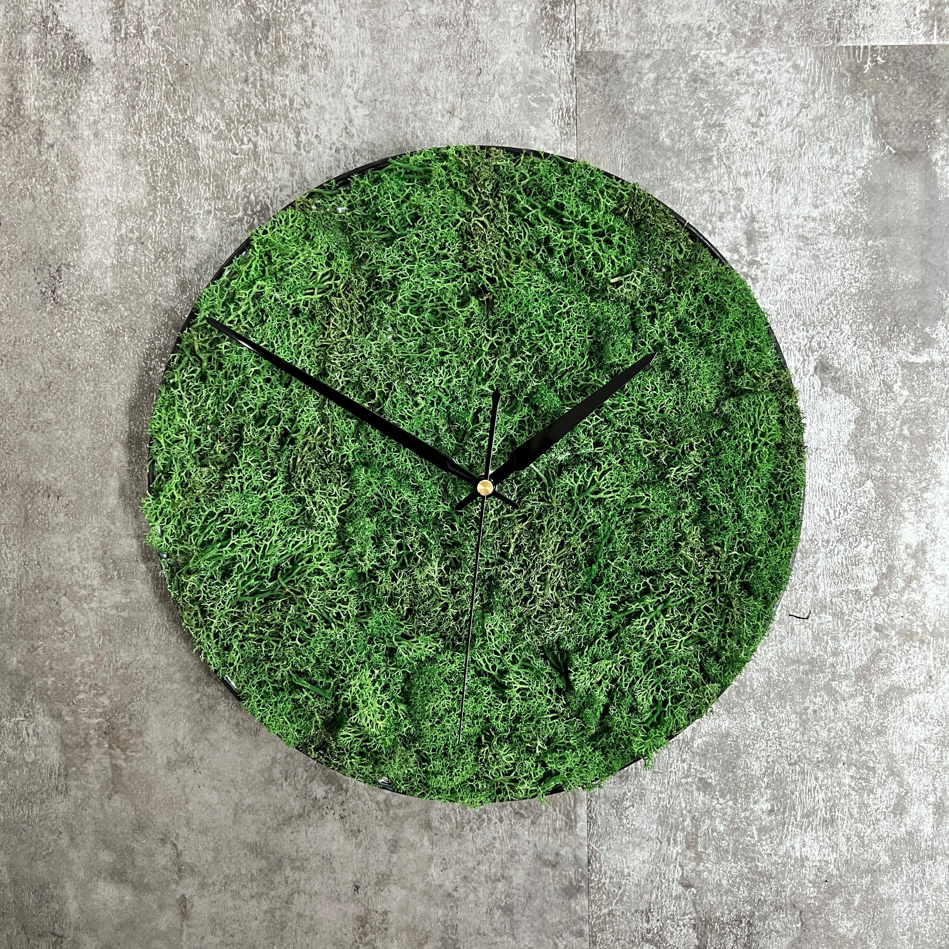 dixtime Wanddekoobjekt dixtime Islandmoos Wanduhr 30cm Durchmesser, Immergrün das ganze Jahr - 0% Pflege! grasgrün