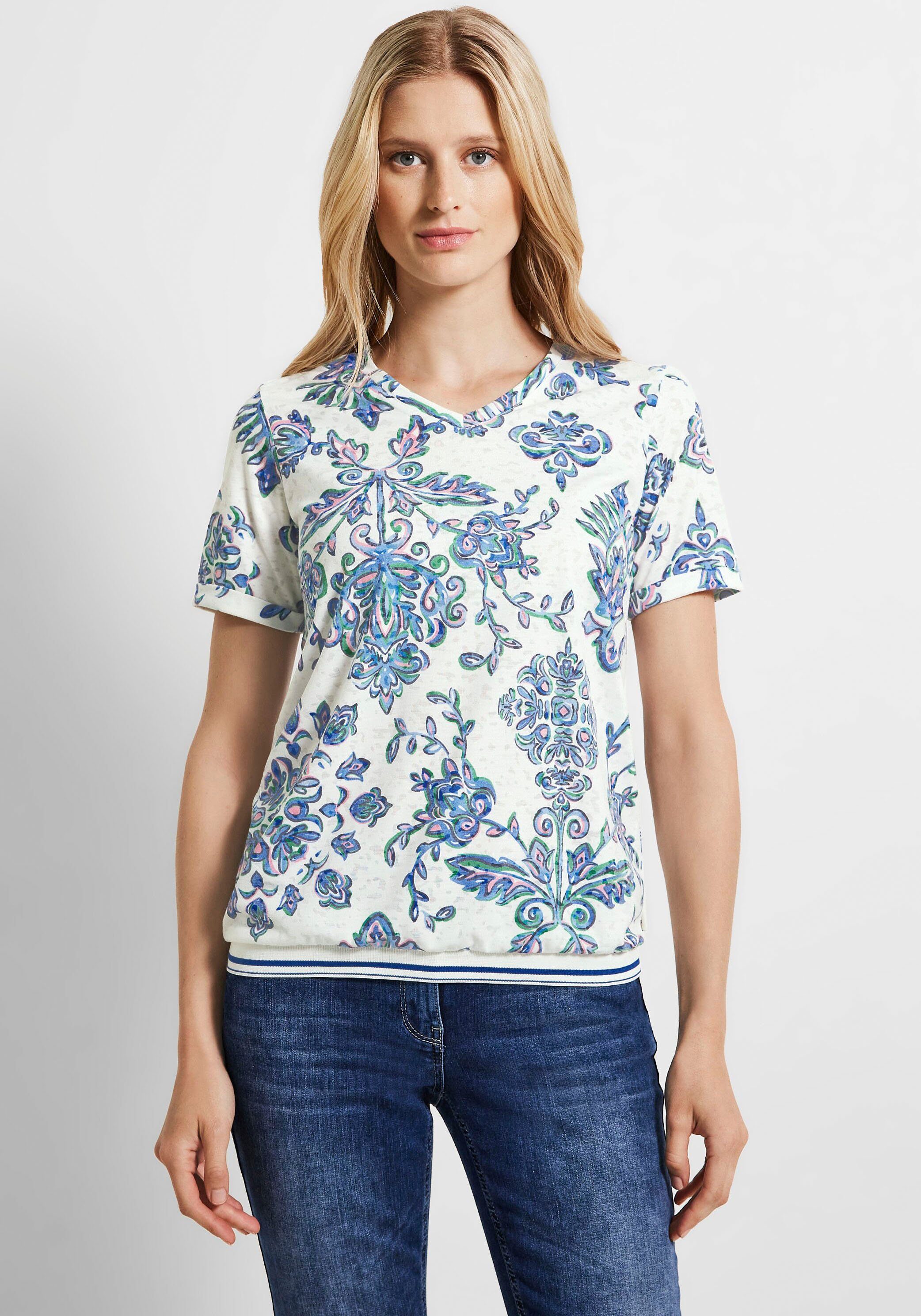 vanilla Burn Cecil white Look in Out angesagten Print-Shirt einem