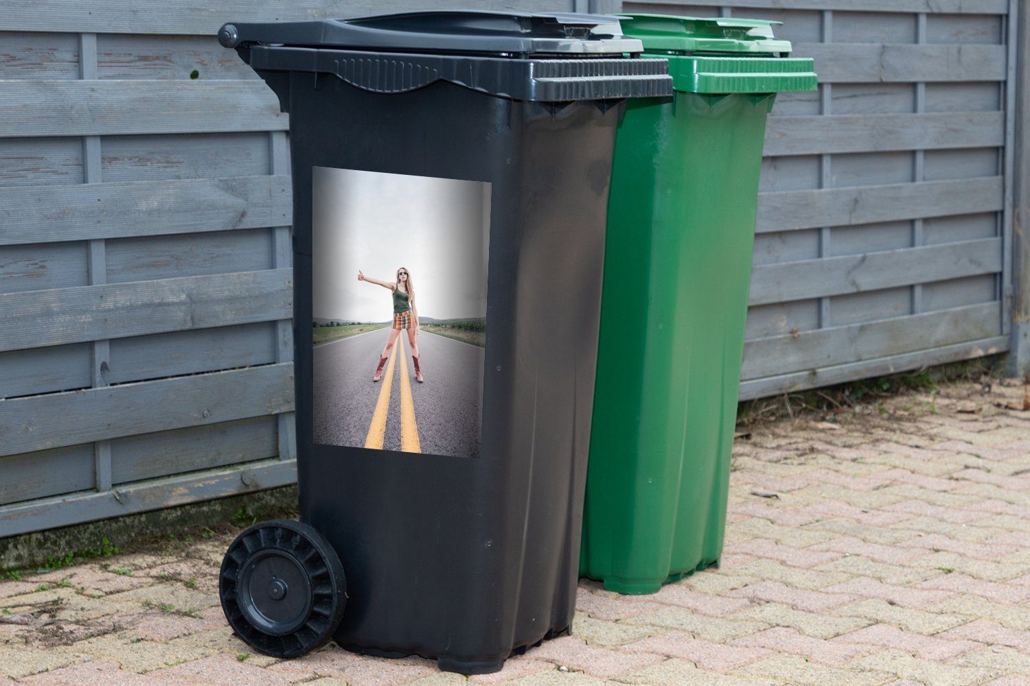 Sticker, Hebende MuchoWow Abfalbehälter Frau (1 Wandsticker Mülleimer-aufkleber, Container, Mülltonne, St),