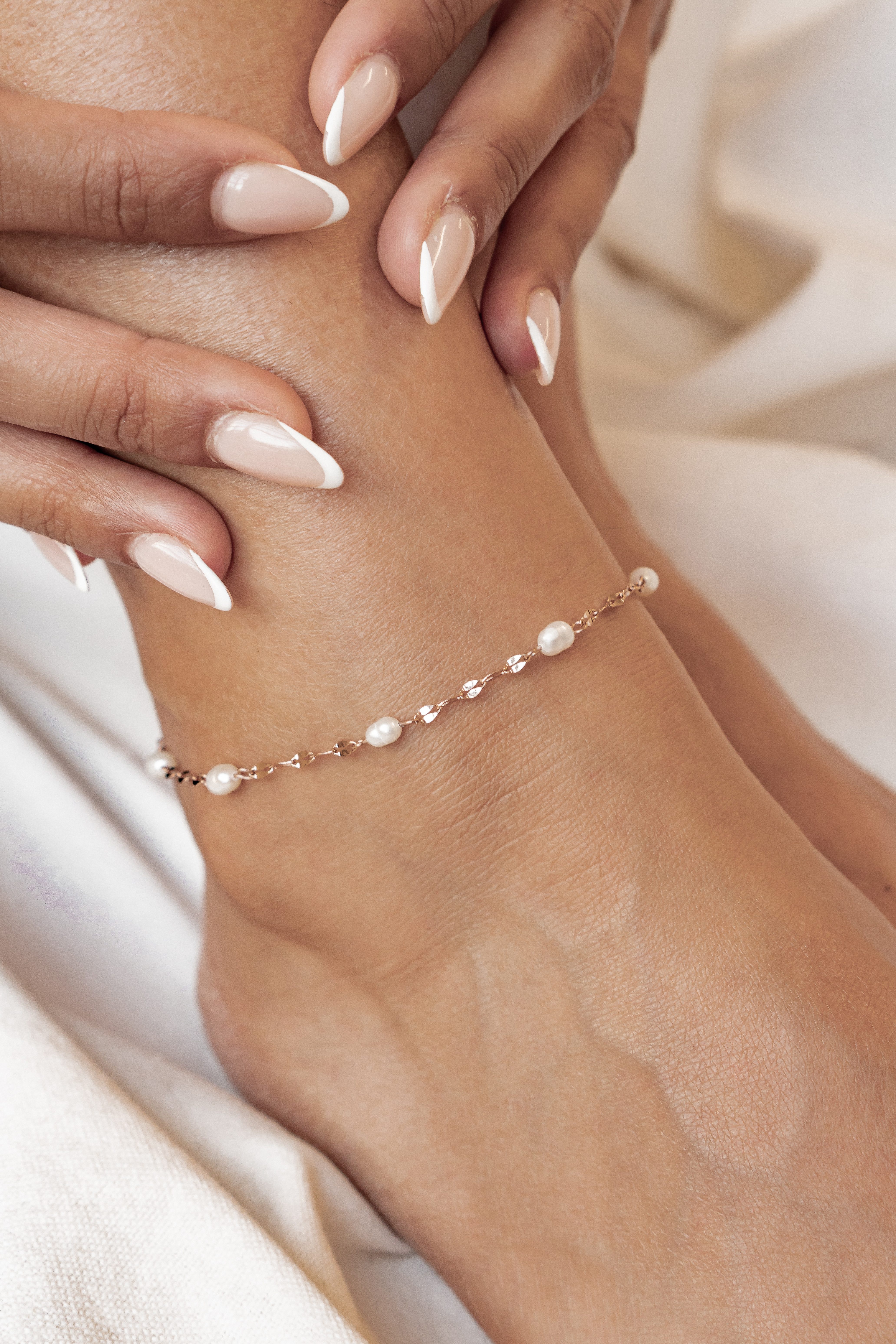 Hey Happiness Fußkette mit Süßwasserperlen – Edelstahl, Damen Fußschmuck vergoldet, verstellbares Sommer-Fußkettchen für Strand und Pool – Bild 2 von 5