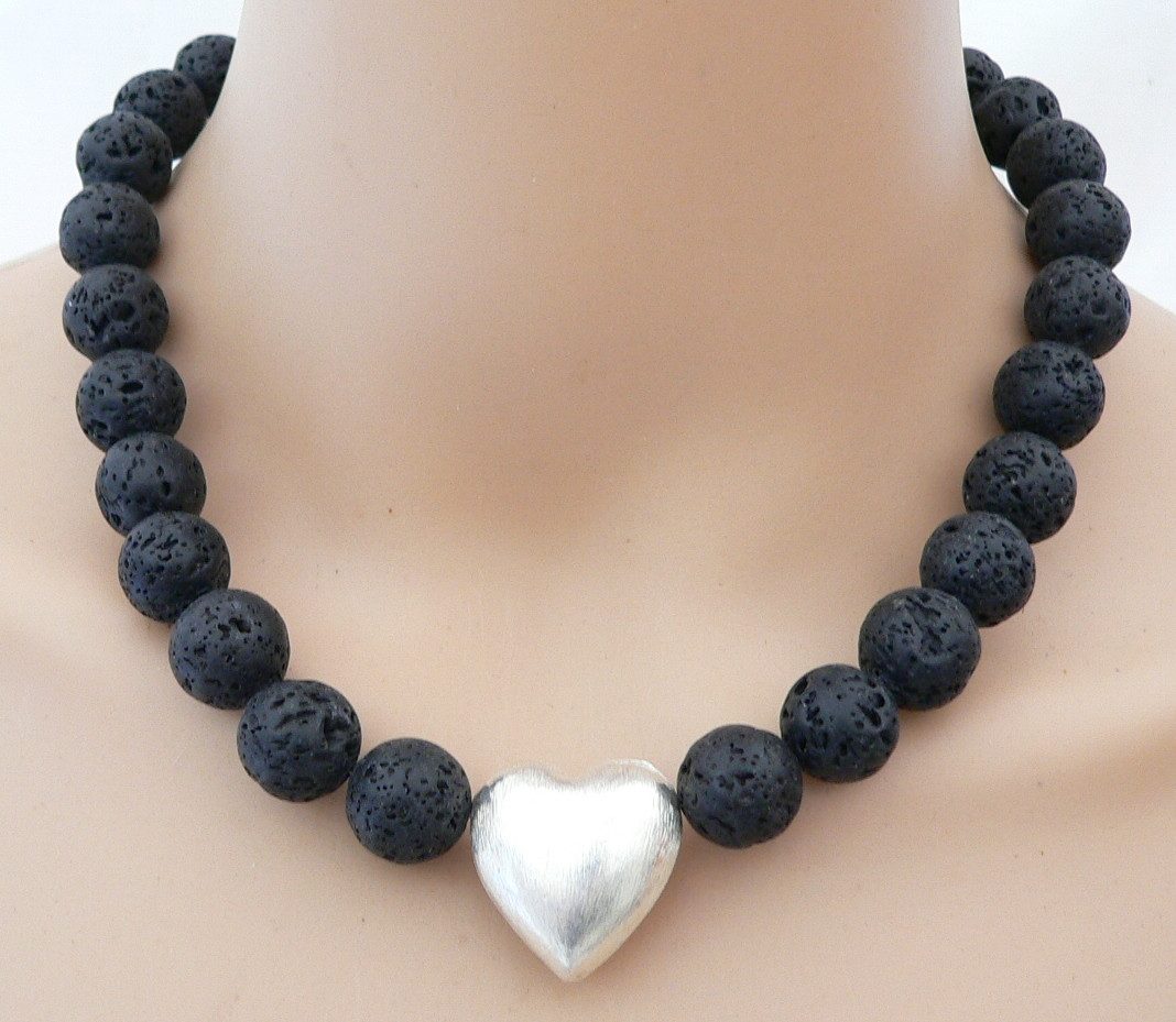 traumschmuck Collier 485s Collier Lava Perlen schwarz 14mm Herz versilbert gebürstet (Geschenk, Muttertag, Weihnachten, Geburtstag, Valentinstag, incl. Schmuckbox), handgefertigt, Made in Germany
