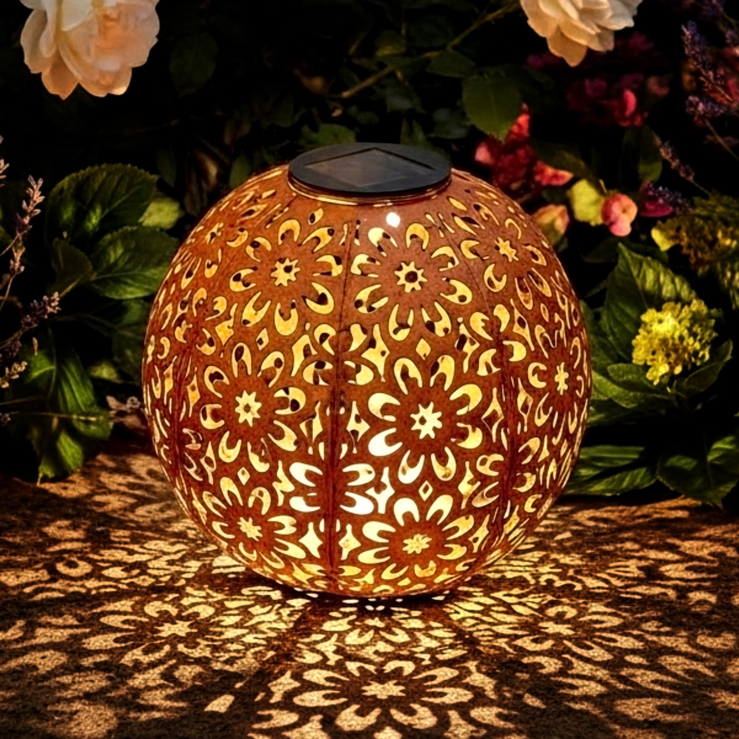 Spetebo LED Solarleuchte Solar Gartenkugel aus Metall in Rost-Optik - 20 cm, mit Einschaltautomatik, LED fest integriert, warm weiß, LED Garten Deko Kugel Leuchte mit Erdspieß