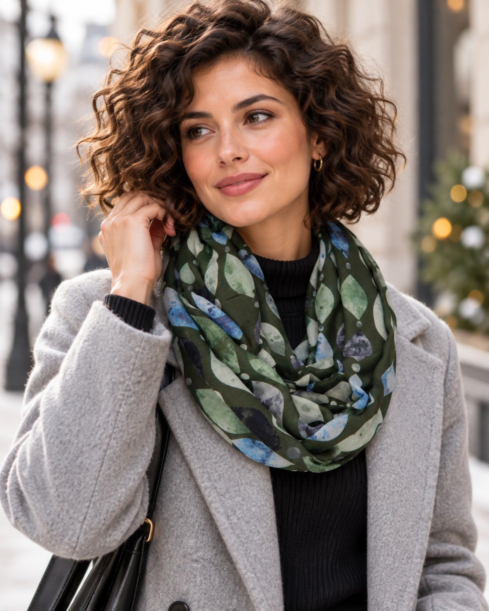 Ella Jonte Loop, mit abstraktem Nature-Print in aktuellen Herbstfarben