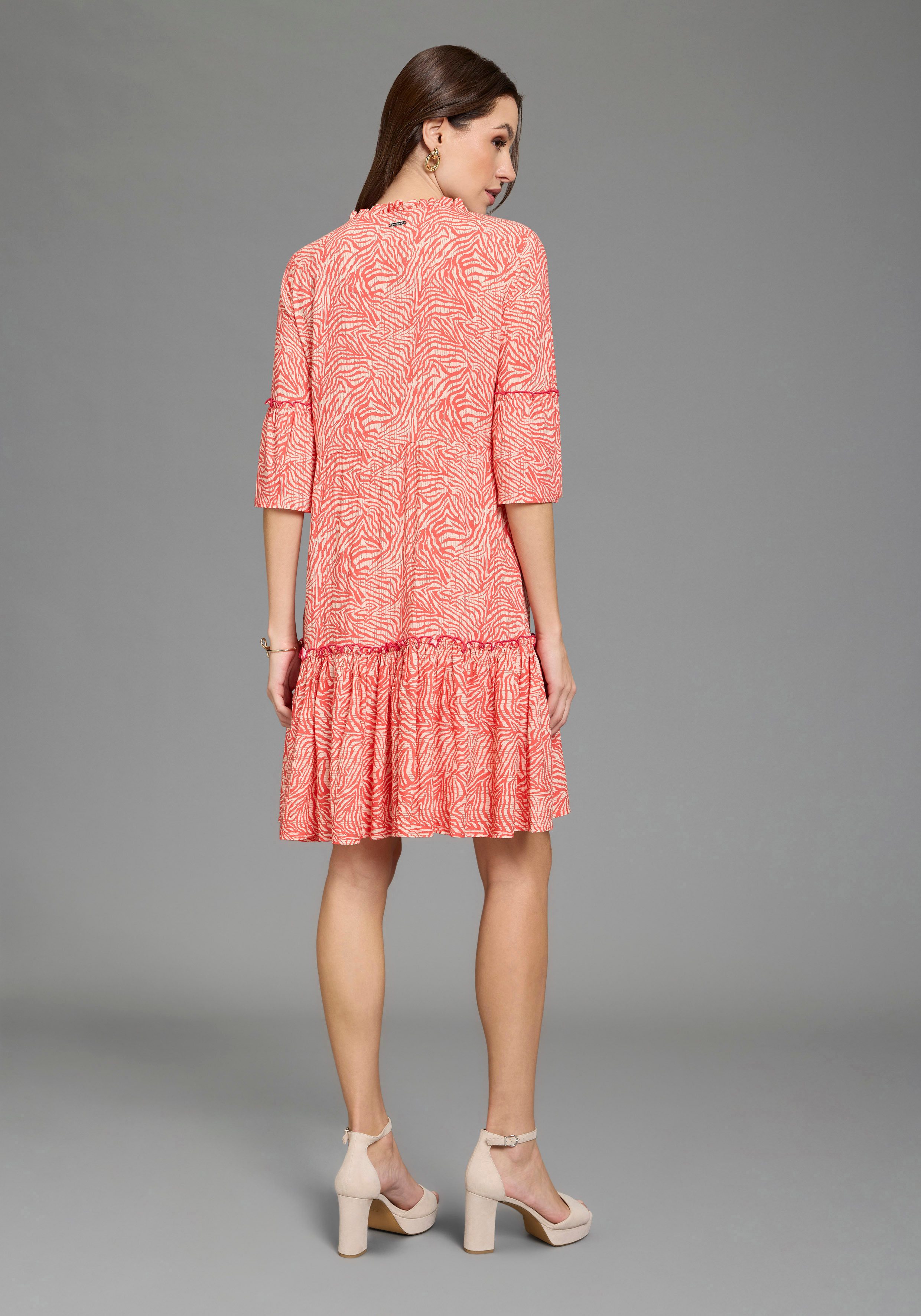 Bruno Banani Minikleid mit abstraktem Animal-Print, figurumspielende Passform mit Volants – Bild 4 von 5