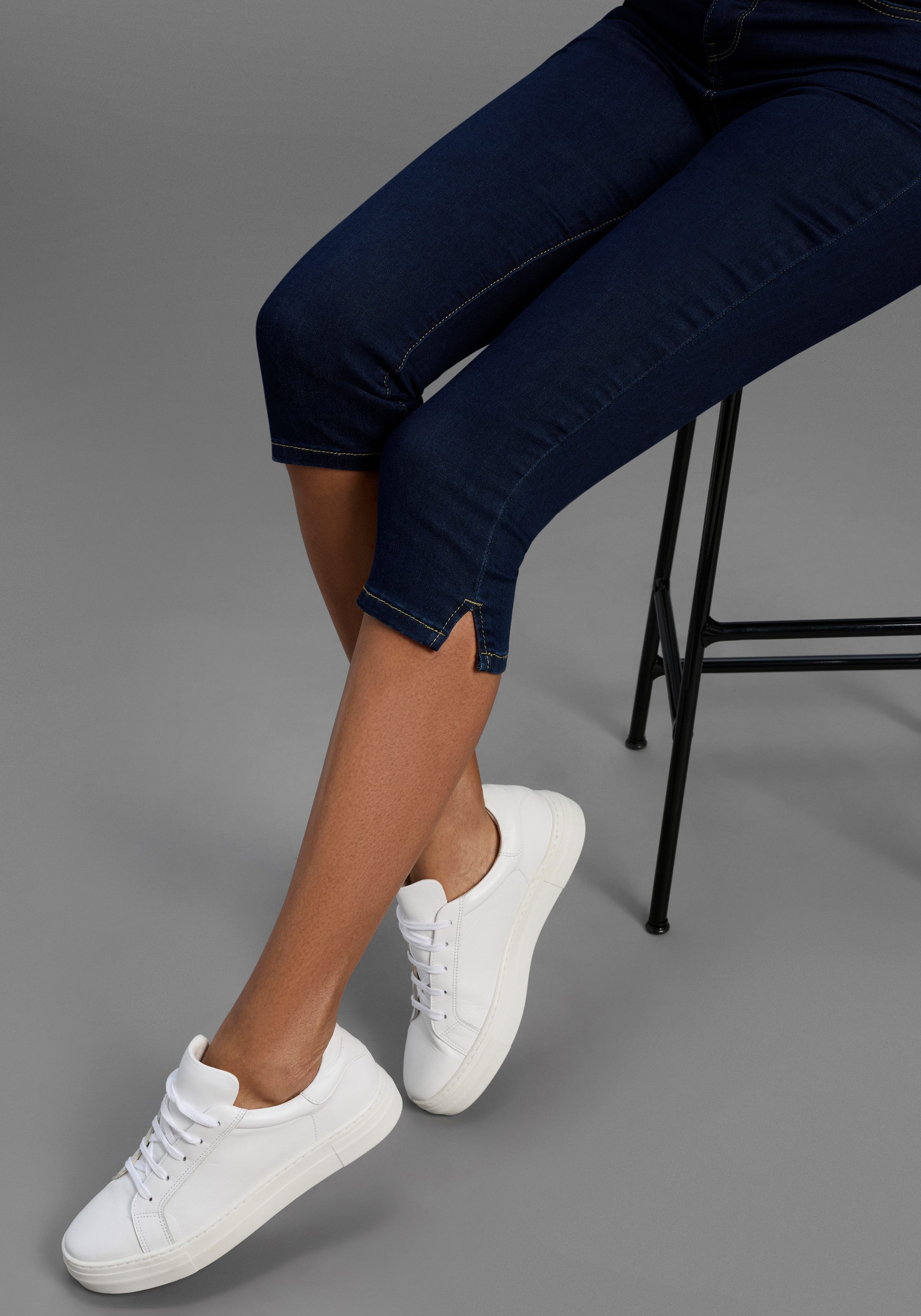 Arizona Caprijeans Ultra-Stretch extra-enger Schnitt, modischer Beinabschluss mit Schlitz