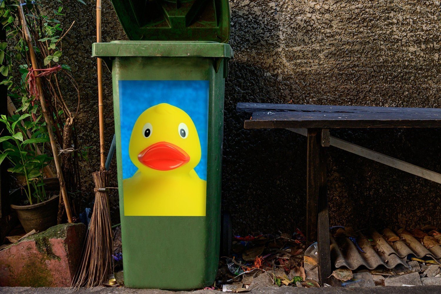 Abfalbehälter Mülltonne, - Blau Wandsticker Mülleimer-aufkleber, (1 St), Gummi-Ente MuchoWow Container, - Sticker, Gelb
