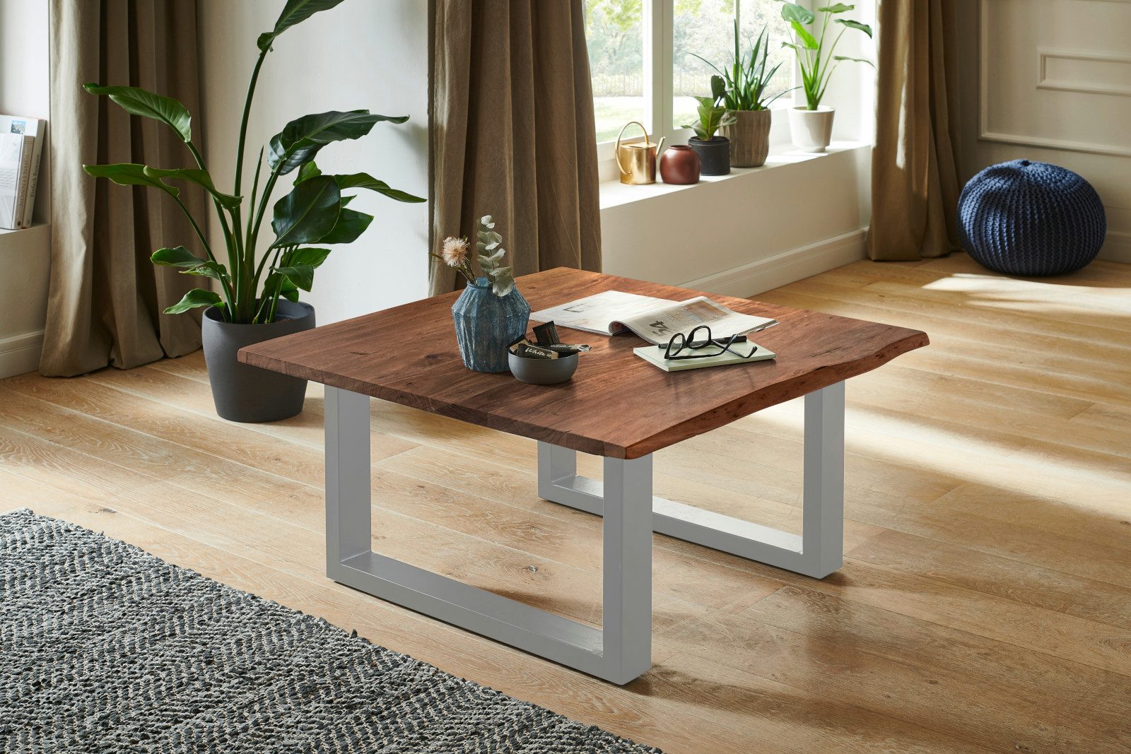 SAM® Couchtisch Glencar, massives Akazienholz, natürliche Baumkante, Metallgestell U-Form