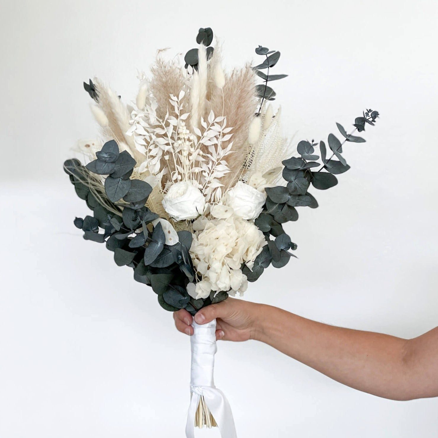 Trockenblume Für die Ewigkeit: Ein Brautstrauß, zeitlose Schönheit in Naturtönen Lagurus, Schleierkraut, Hortensie, Farn, Lunaria, Ruskus, Amaranthus, Stabilisierte Rosen in verschiedenen Farben, Pampasgras, Jazilda, Eukalyptus, LYKKE & You