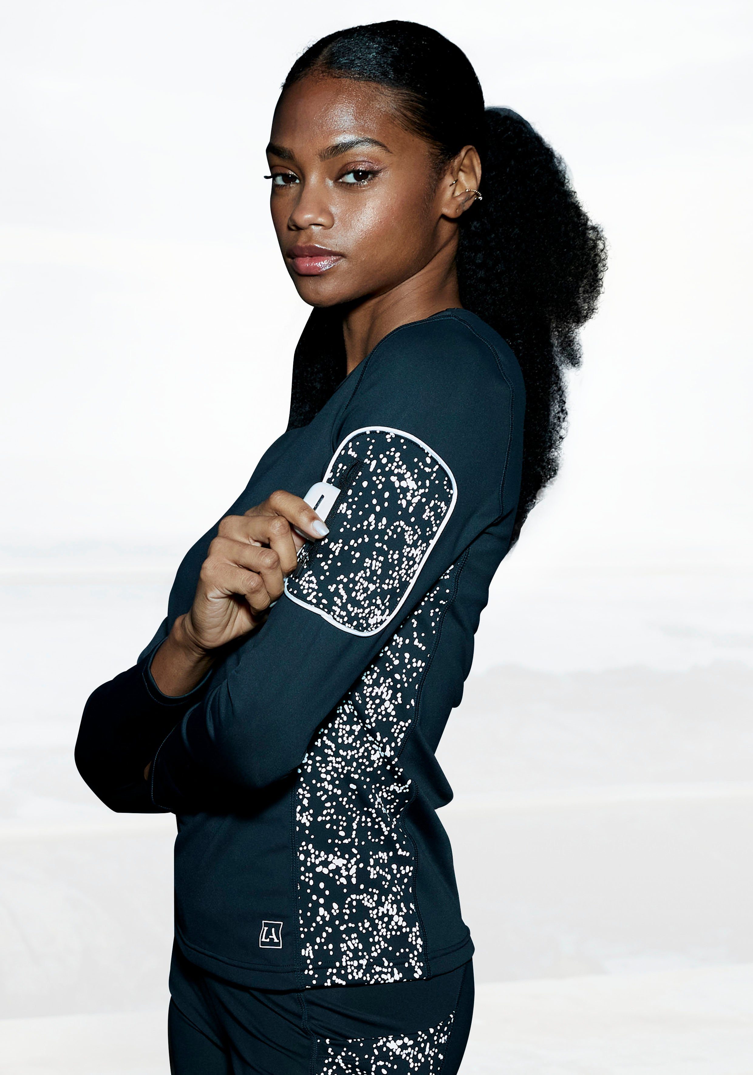 LASCANA ACTIVE Laufshirt mit reflektierendem Print und praktischer Armtasche