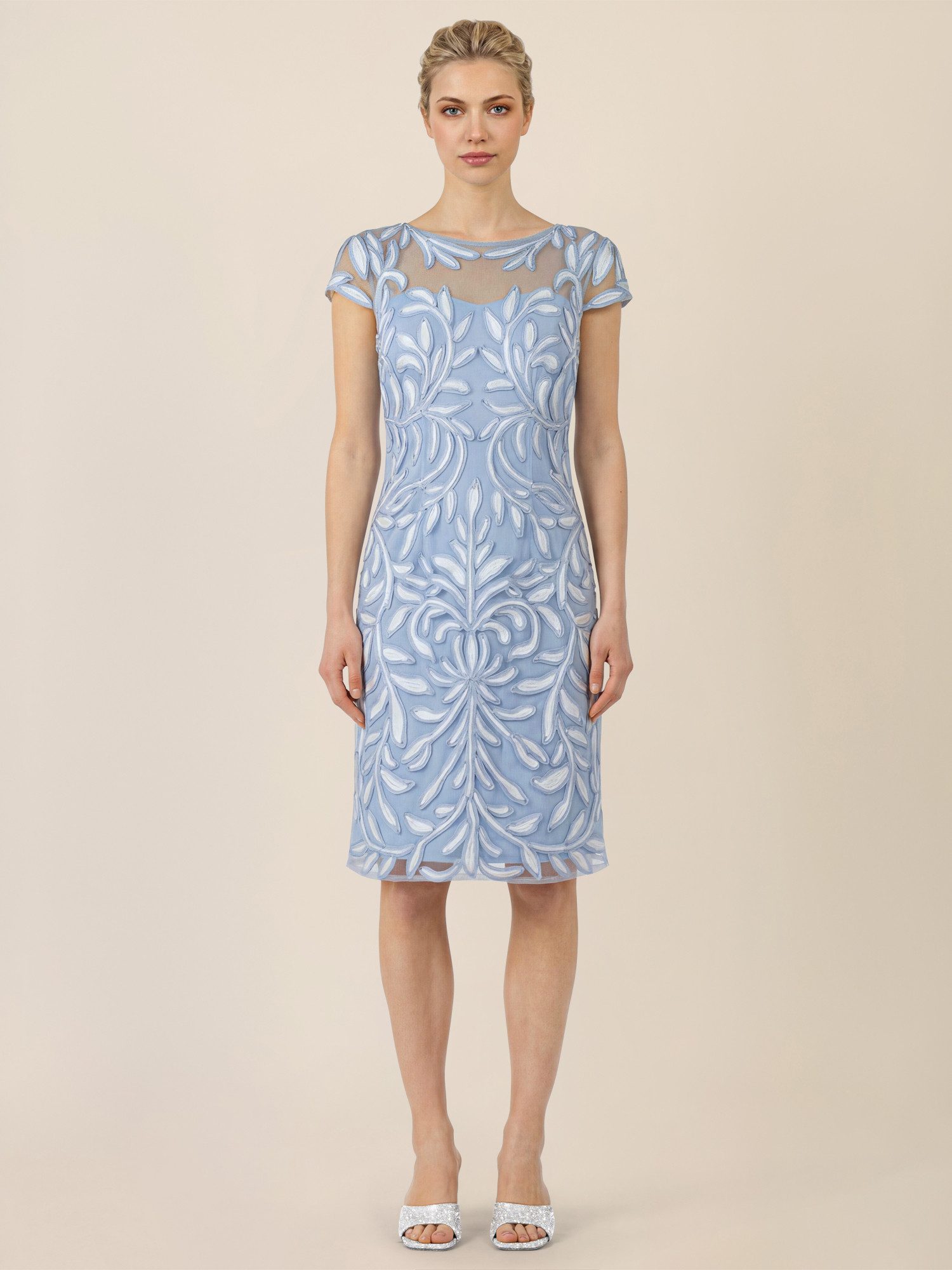 Apart Brautkleid mit floraler 3D-Stickerei