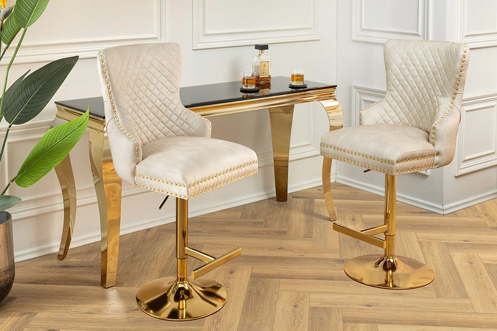 riess-ambiente Barhocker CASTLE DELUXE beige / gold · Barstuhl aus Samt mit Löwenkopf & Nieten (Einzelartikel, 1 St), Tulpenfuß aus Edelstahl in Gold-Optik · Bezug in Chesterfield-Design