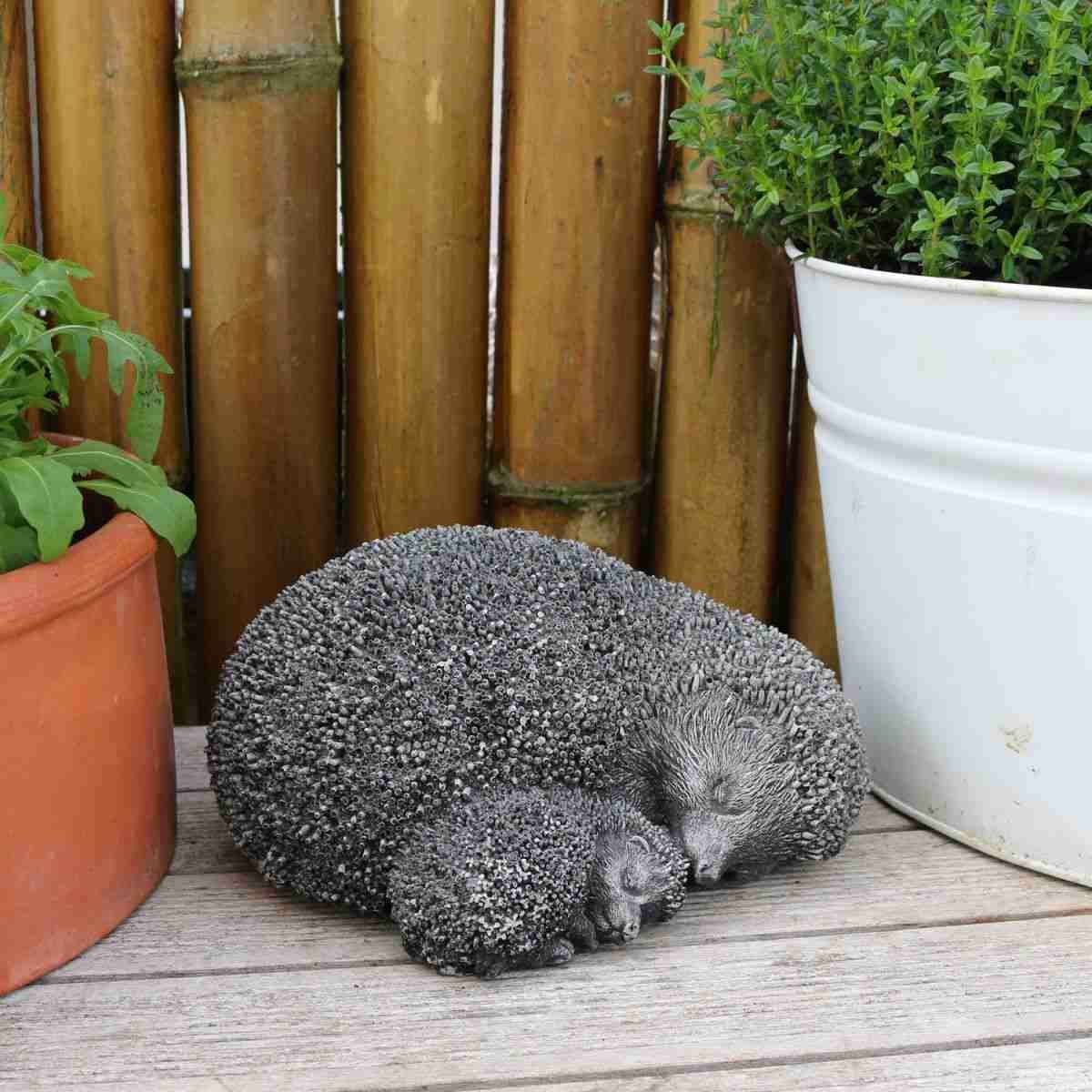 Baby mit 440s Igel Mama Antiksteinguss, (Stück) 440s Gartenfigur