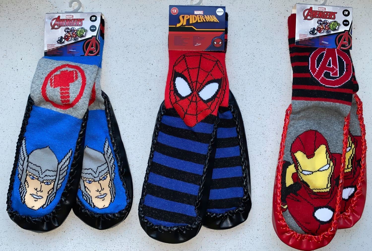 The AVENGERS Haussocken 3x AVENGERS + SPIDERMAN Hausschuh Socken Kindersocken Jungen + Mädchen Strümpfe mit Sohle Gr.26/27 28/29