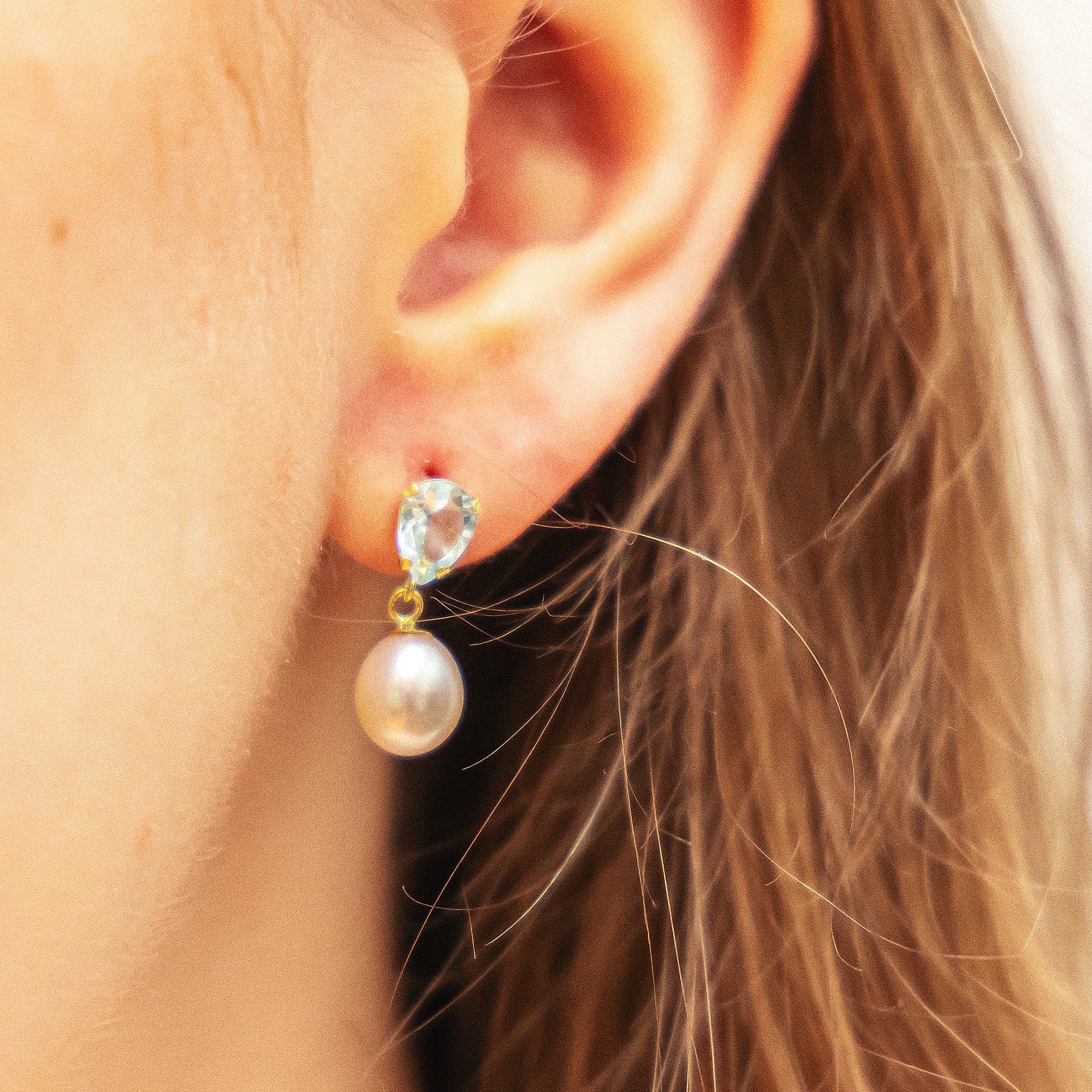 Fascination by Ellen K. Paar Ohrhänger Gold 333 mit weißen Perlen und echtem Topas blau (beh)