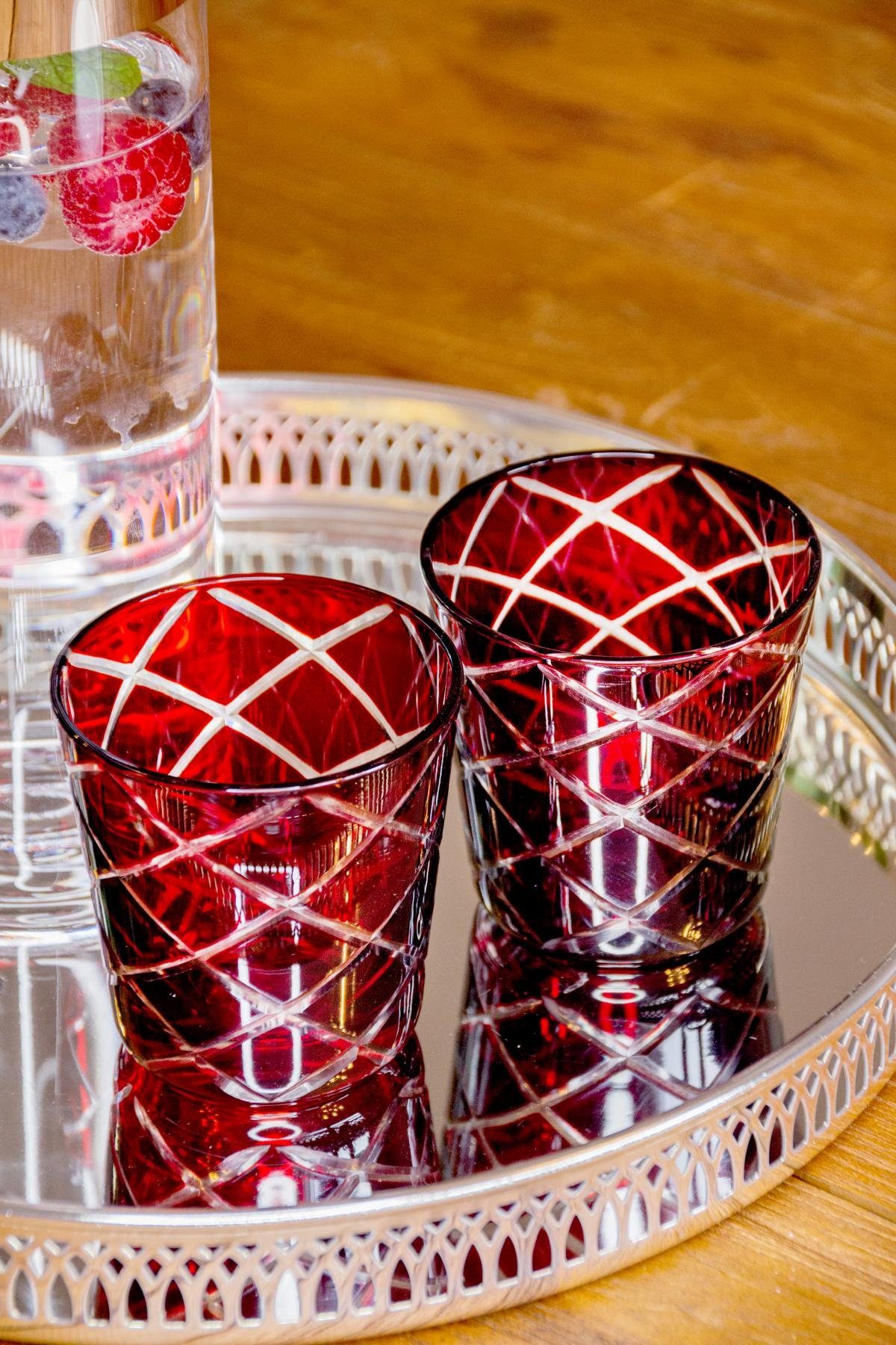 EDZARD Gläser-Set »Dio Rot«, Kristallglas, 2er-Set Wassergläser,  handgeschliffene Überfanggläser für Gin, Longdrinkgläser-Set, bunte  Trinkgläser, 230 ml