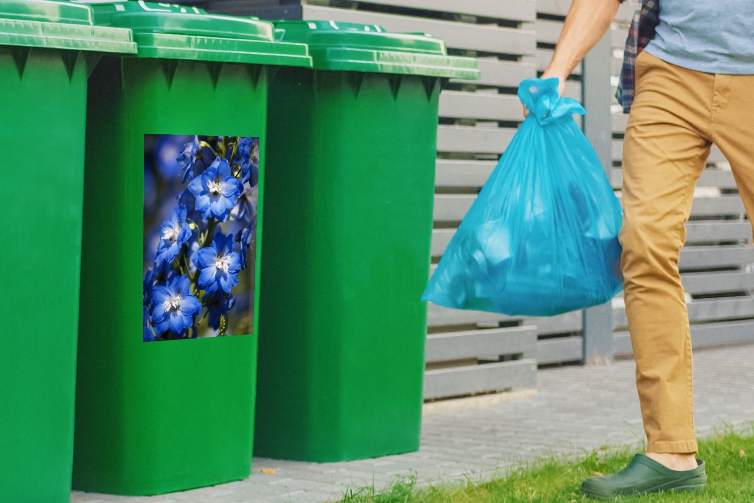 Abfalbehälter in Sommer Mülleimer-aufkleber, Blüte Sticker, im (1 Container, Blauer Rittersporn Mülltonne, MuchoWow Wandsticker St),