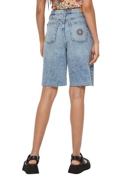 QS Jeansshorts Jeans-Bermuda Mom / Relaxed Fit / High Rise / Straight Leg Stickerei, Logo, Waschung