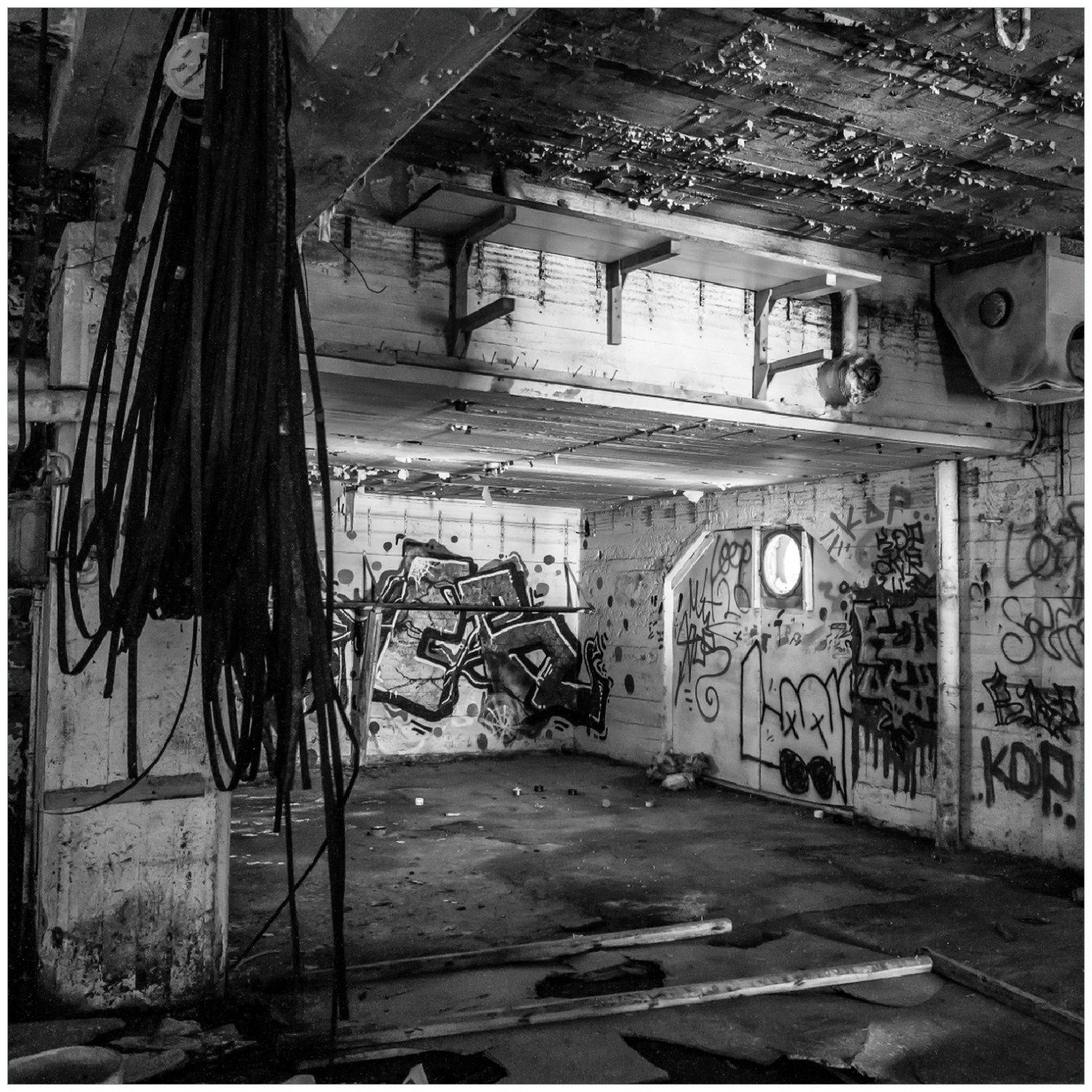 Wallario Memoboard Alte verlassene Fabrik in schwarz weiß mit Graffiti