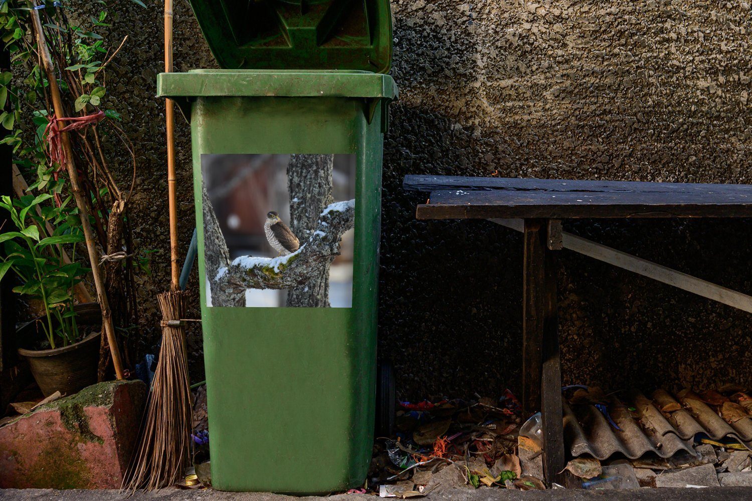 Ein Mülleimer-aufkleber, Baumast Wandsticker MuchoWow Mülltonne, auf Container, Falke St), (1 einem Sticker, Abfalbehälter