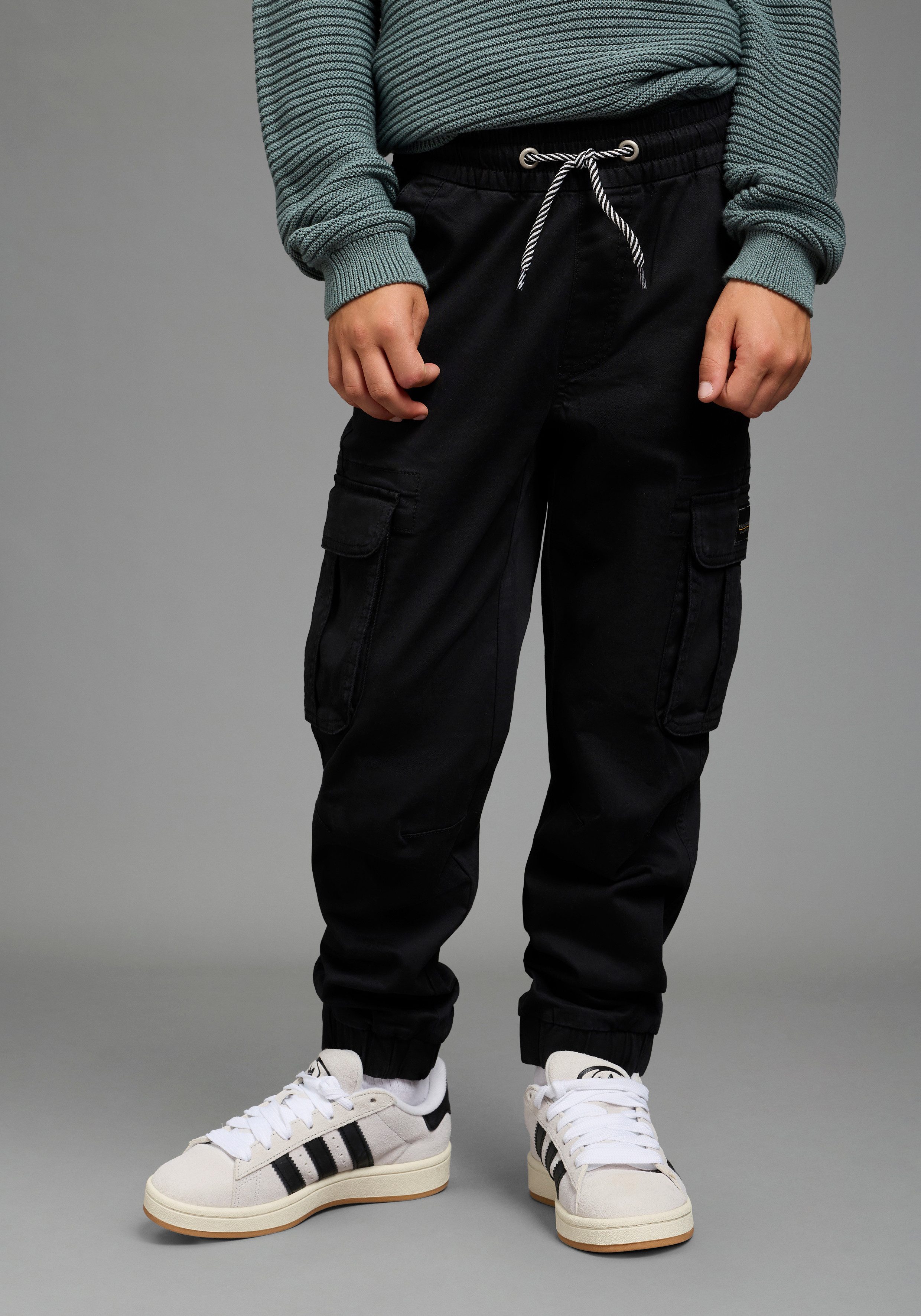 Bruno Banani Cargohose Cargohose mit BRUNO BANANI Badge Cargo-Twillhose, gerade Passform, Basic-Stil, elastische Webware