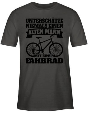 Shirtracer T-Shirt Unterschätze niemals einen alten Mann mit einem Fahrrad - schwarz Fahrrad Bekleidung Radsport