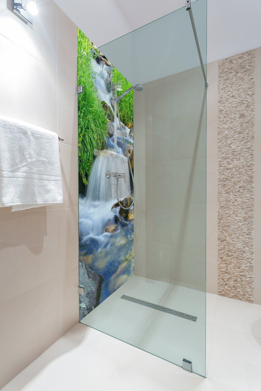 Wallario Duschrückwand Kleiner Bach über Steine, (1-tlg)