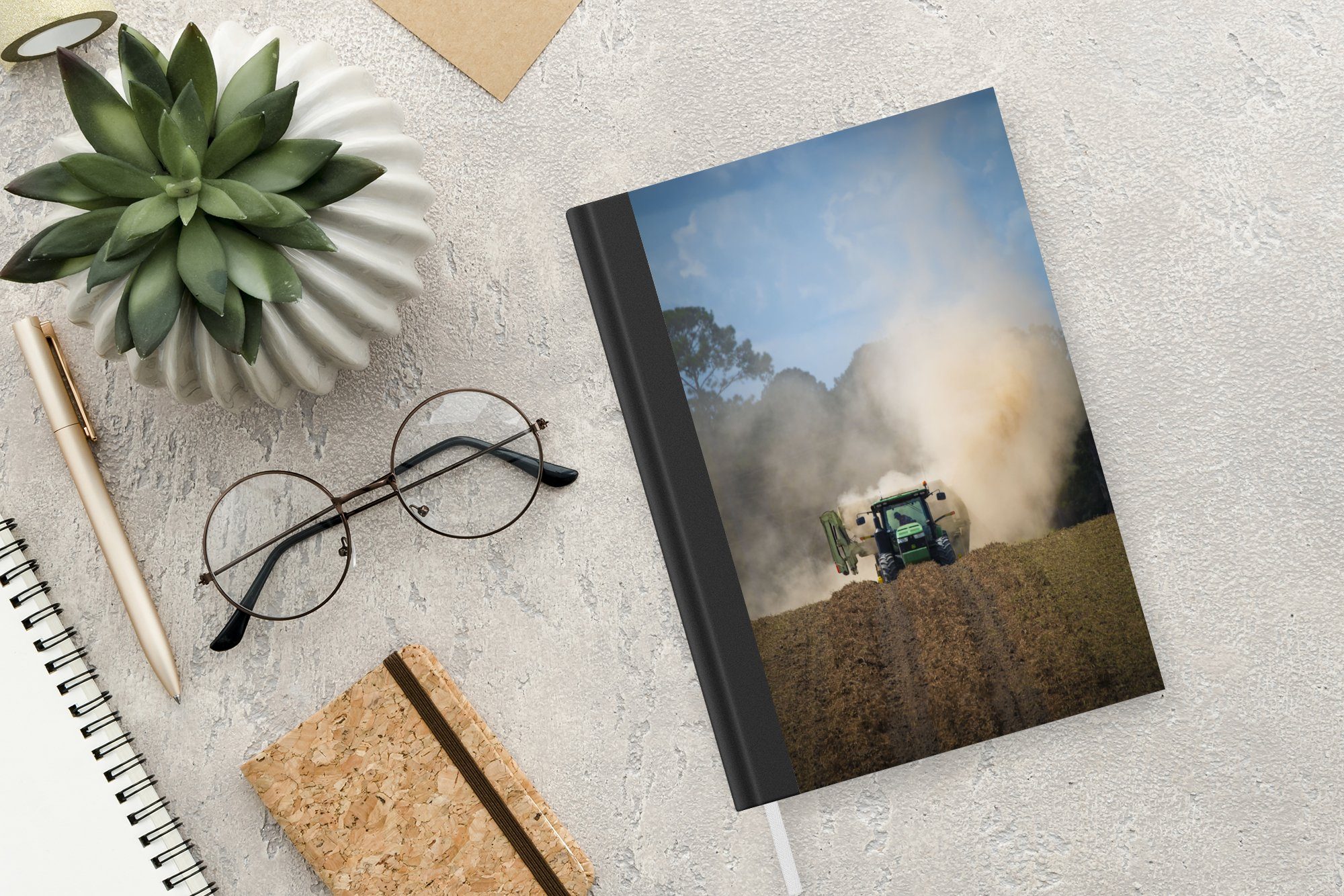 Grün - Traktor Seiten, A5, Notizbuch Journal, - Haushaltsbuch 98 MuchoWow Notizheft, Landwirt, Merkzettel, Tagebuch,