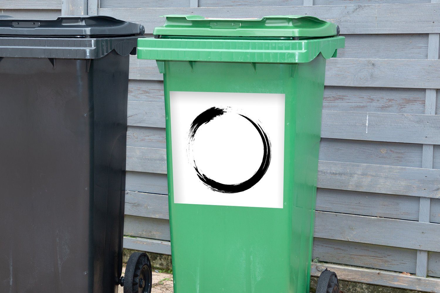 MuchoWow Wandsticker Eine schwarz-weiße Illustration des St), Ensō-Zeichens Sticker, Abfalbehälter Mülltonne, Mülleimer-aufkleber, (1 Container