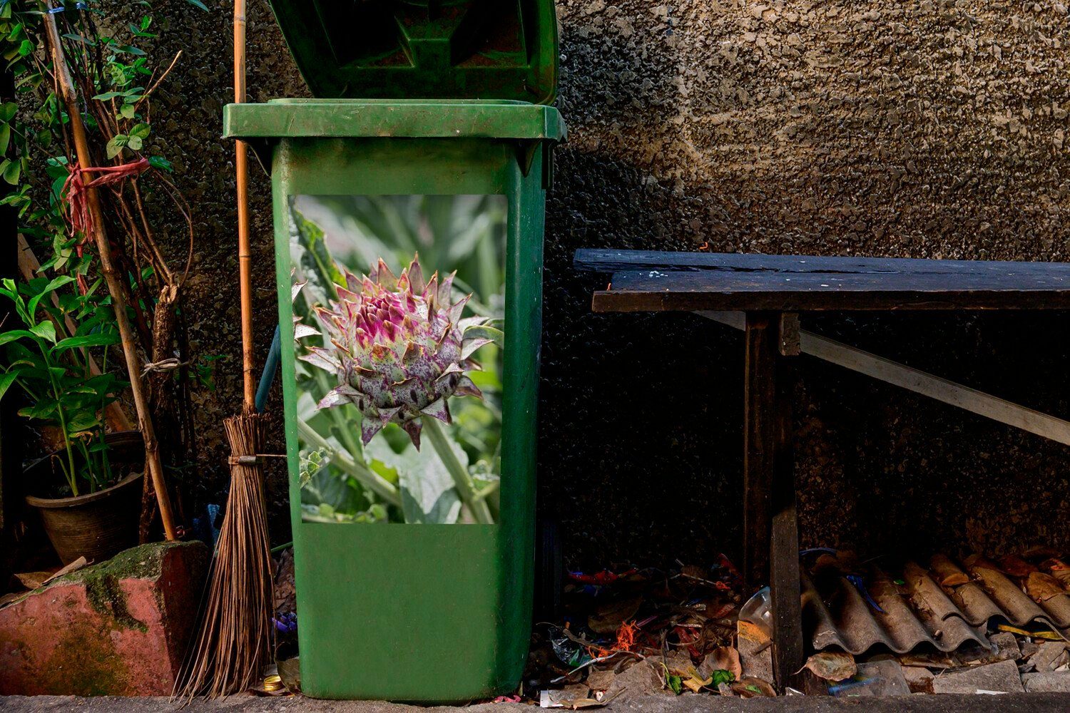 MuchoWow St), Pflanzen Eine (1 Wandsticker Mülleimer-aufkleber, der Abfalbehälter inmitten zwischen Container, Kardone Natur Sticker, Mülltonne,
