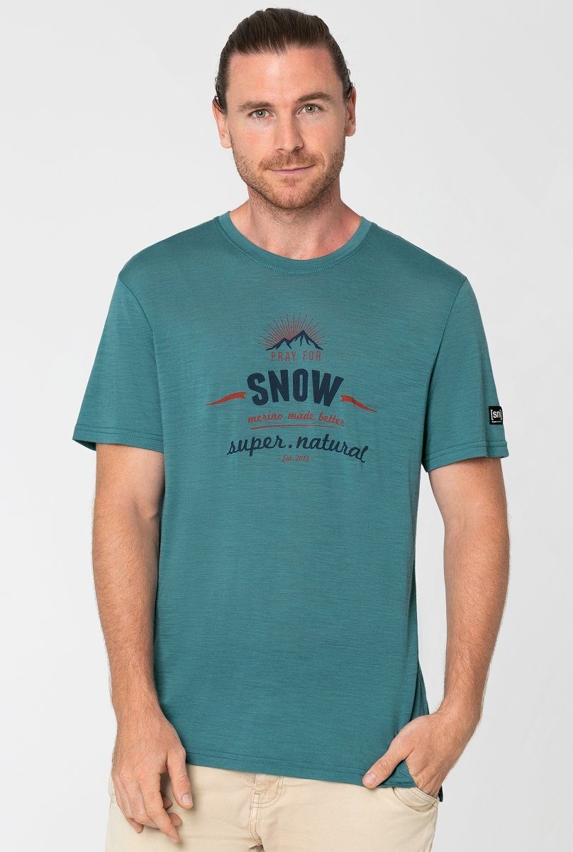SUPER.NATURAL Print-Shirt Merino T-Shirt M PRAY FOR SNOW TEE funktioneller Merino-Materialmix Hydro Melange/Blue Iris/Aurora Red | T-Shirts