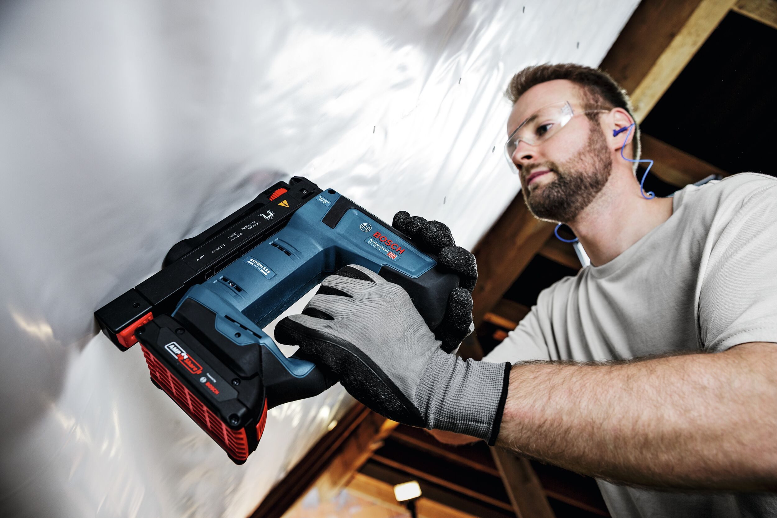 BOSCH Akku-Stauchkopfnagler GTH 18V-14, 18 in V, Holzklammerer Heavy Duty Ohne Akku - im Karton