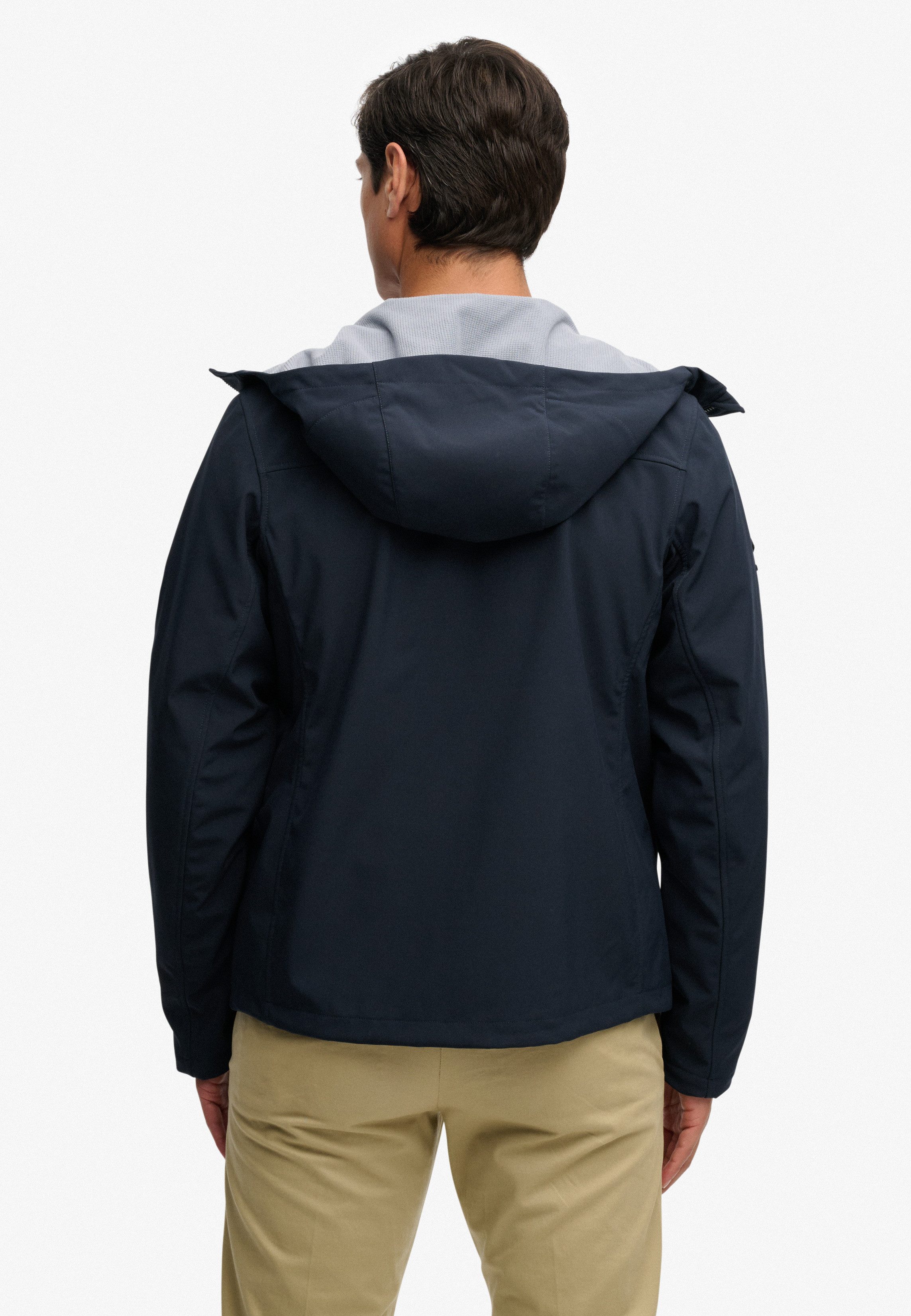 Superdry Outdoorjacke HOODED SOFTSHELL TREKKER JKT mit Materialmix aus Polyester und Elasthan, Relaxed Fit – Bild 4 von 5