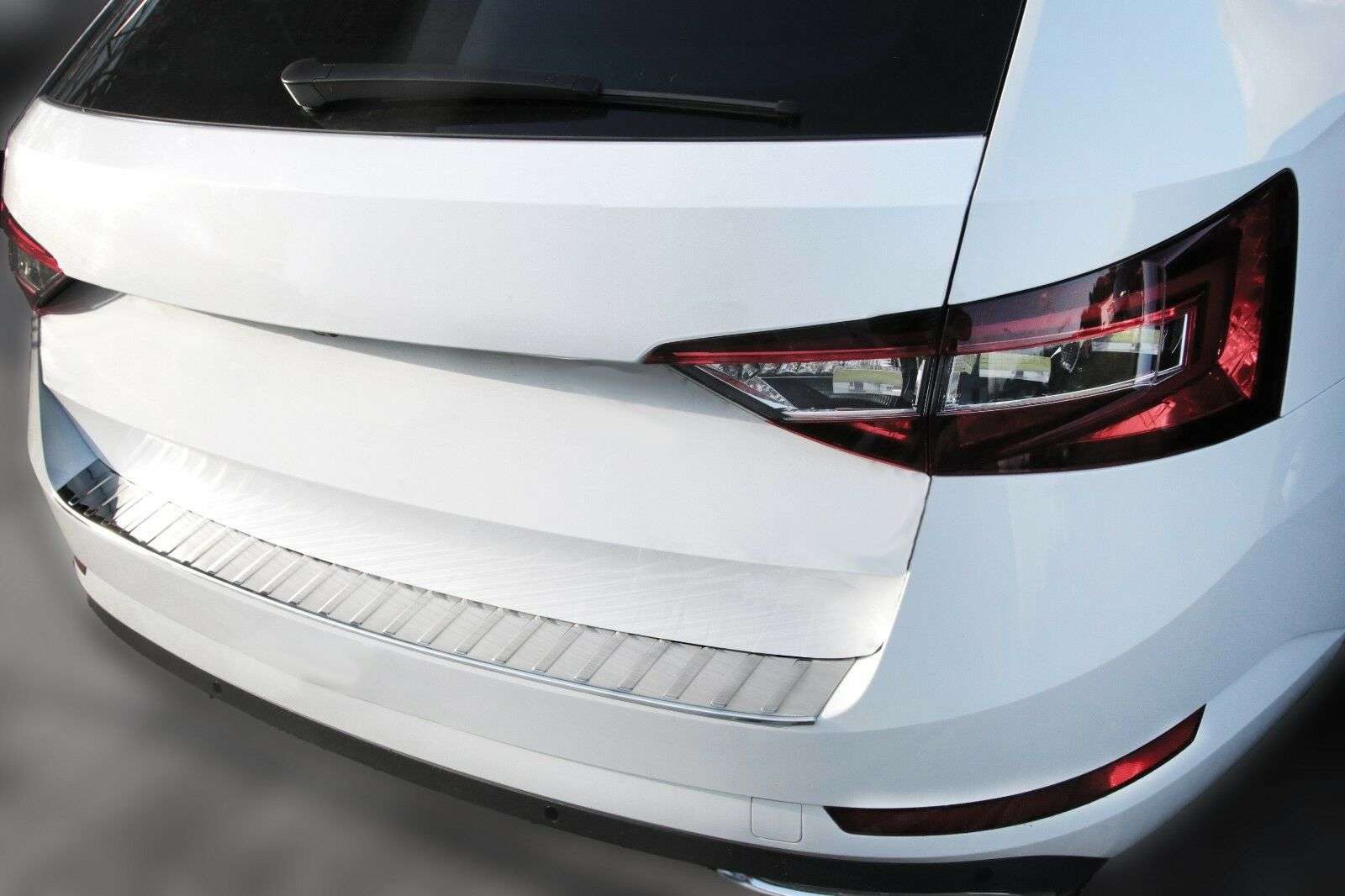 RECAMBO Ladekantenschutz für SKODA SUPERB III KOMBI, ab 2015- 107c Stoßstangenschutz, V2A rostfrei, Exklusive Optik, praktischer Schutz & perfekte Passform