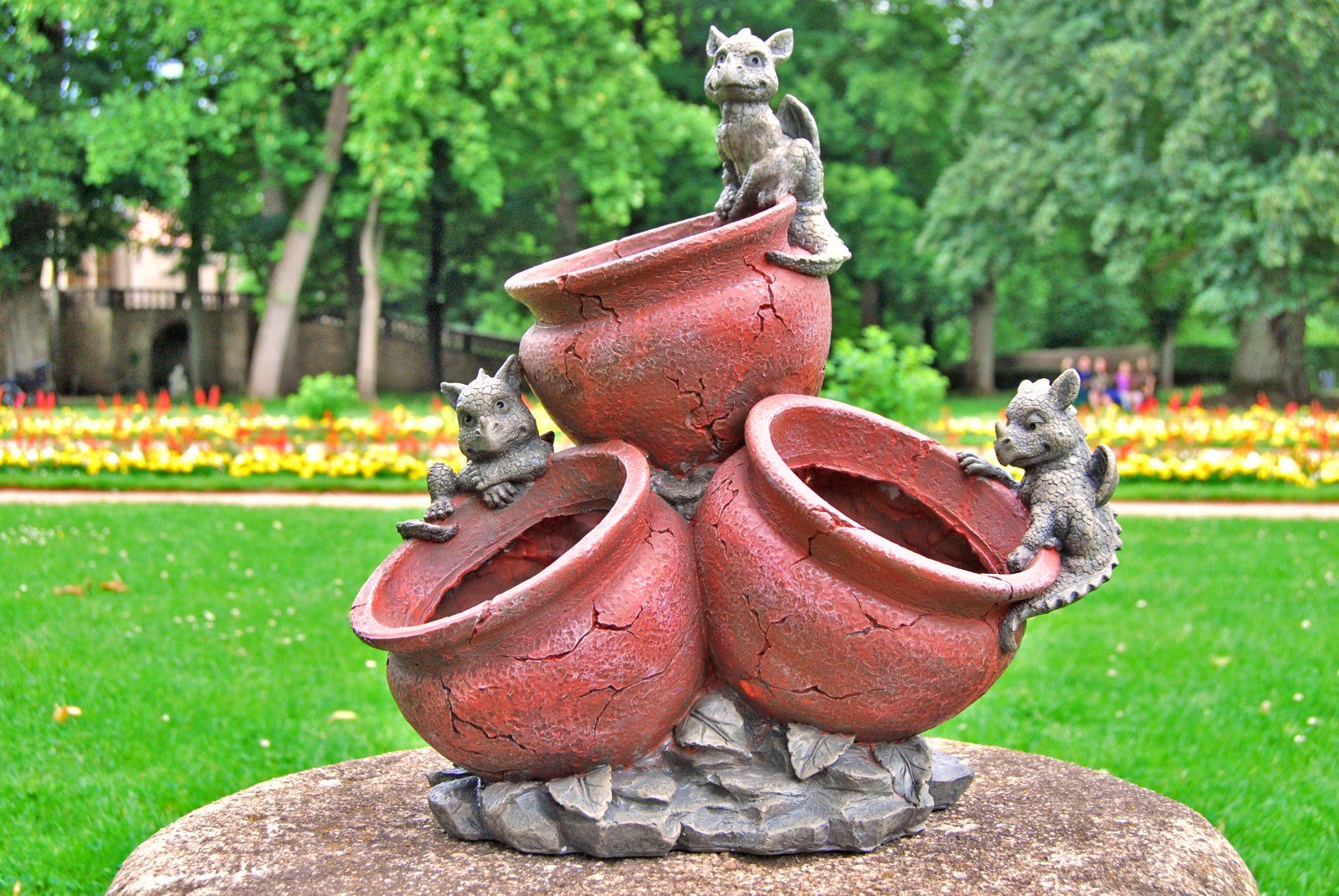 MystiCalls Gartenfigur Gartendrachen - Modell 3 Drachen auf Blumentopf - Gartenfigur