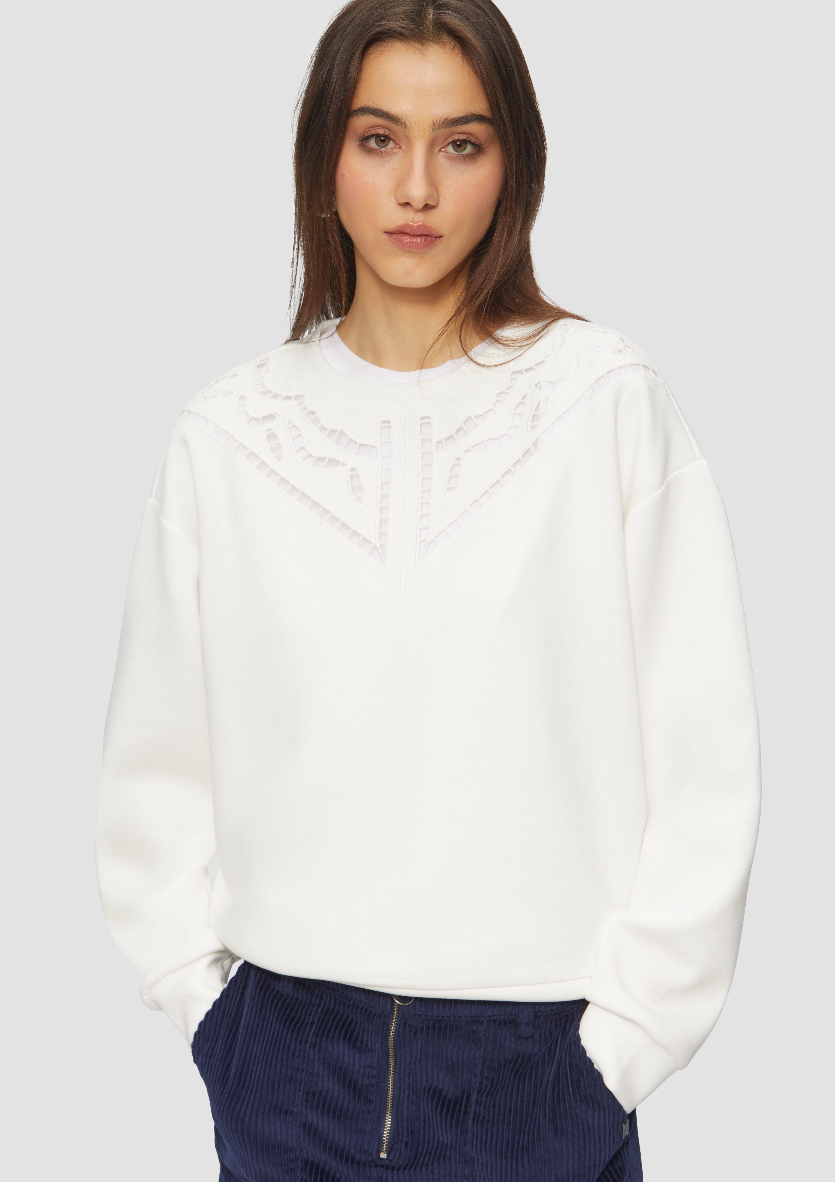 Sweatshirt feminines Sweatshirt mit Lochstickerei am Ausschnitt
