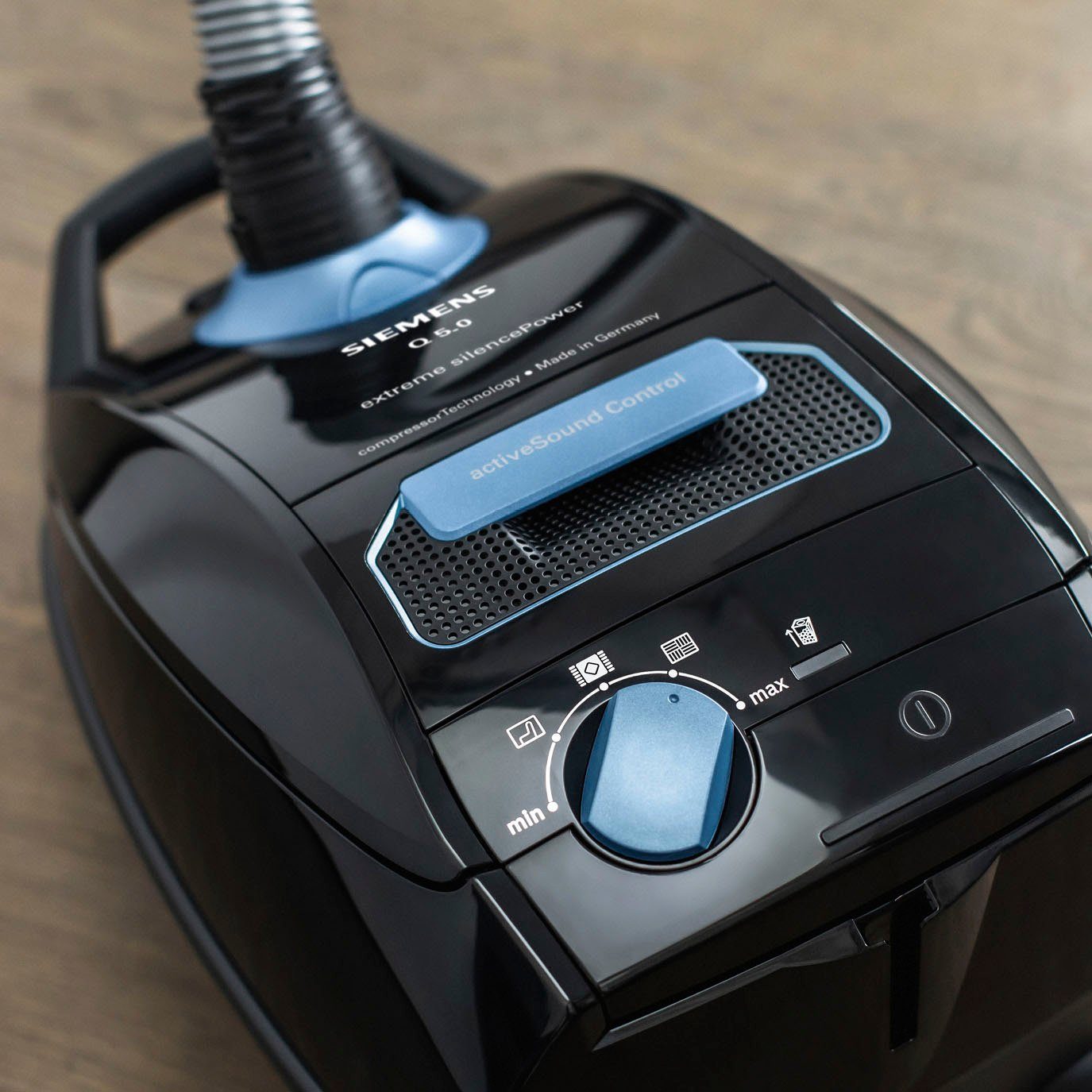 SIEMENS Bodenstaubsauger Q 5.0 extreme silencePower VSQ5X1230, Made in Germany, Hygiene-Filter, 850 W, mit Beutel, hohe Saugkraft, integriertes Zubehör, langes Kabel, leise, schwarz