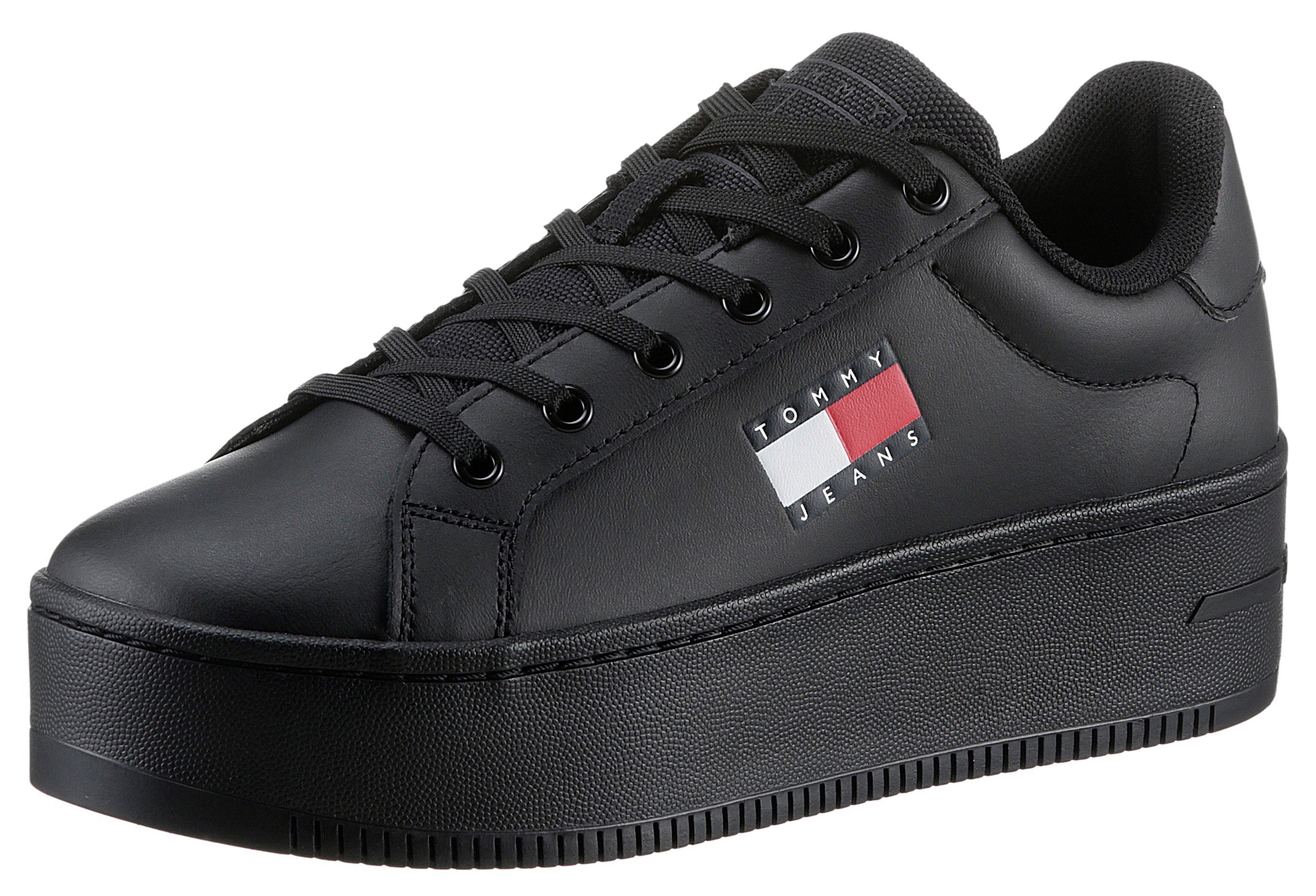 Jeans schwarz mit seitlicher ESS FLATFORM Tommy Logo-Flagge Plateausneaker TJW