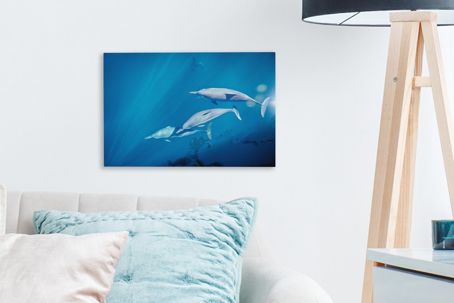 Leinwandbild cm OneMillionCanvasses® St), (1 Wandbild Delfinen Nähe im in von Wanddeko, schwimmt Wasser Eine der Aufhängefertig, Gruppe klaren Leinwandbilder, der, 30x20