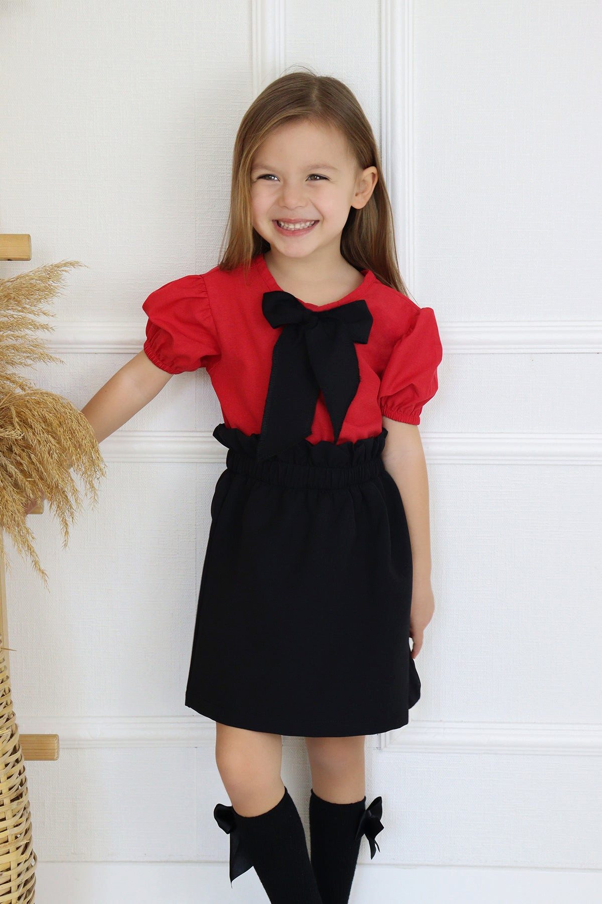 Shirt & Rock Schwarzer Rock mit Raffung und rote Bluse mit schwarzer Schleife