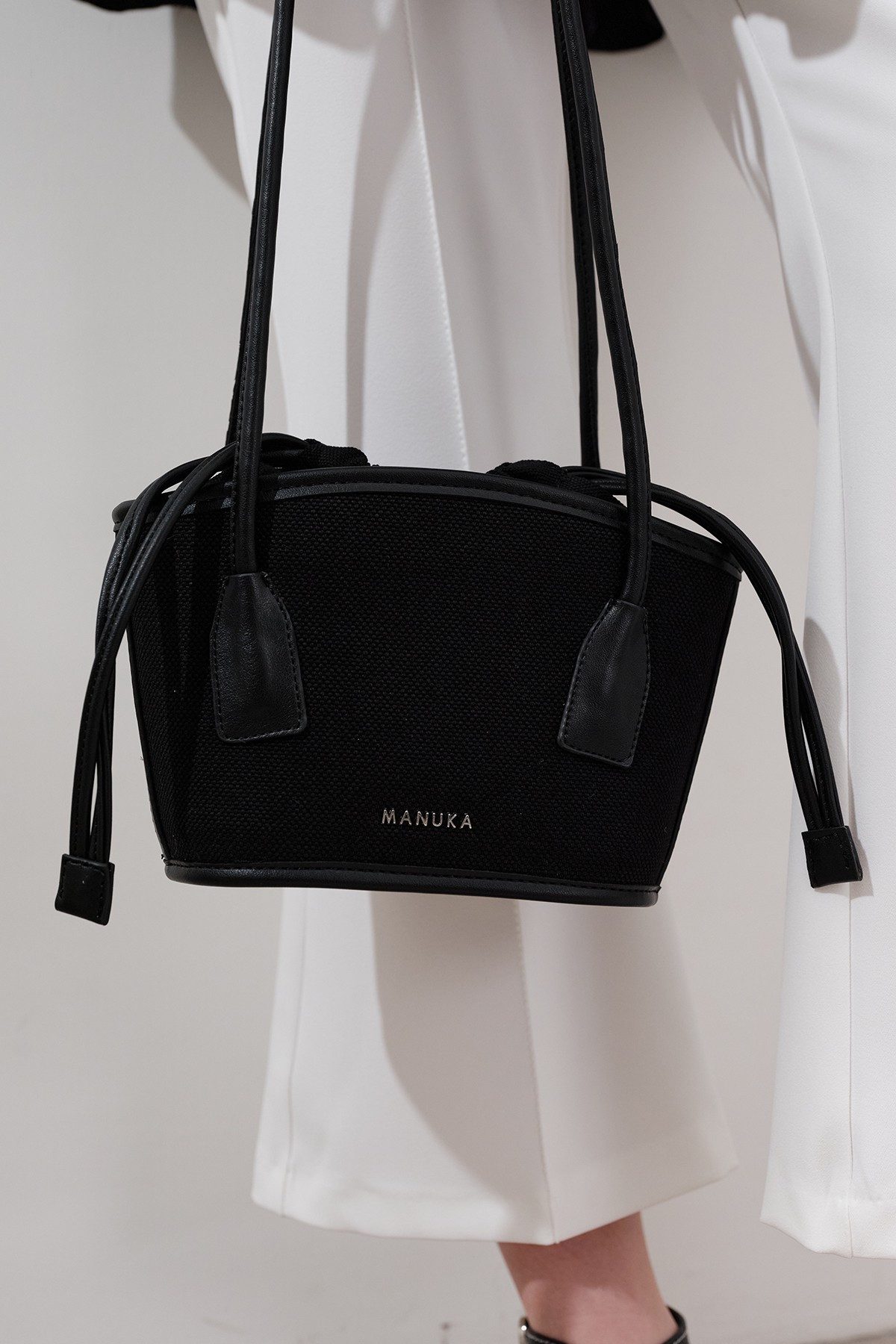 MANUKA Abendtasche MINI-EIMER AUS LEINWAND, SCHWARZ