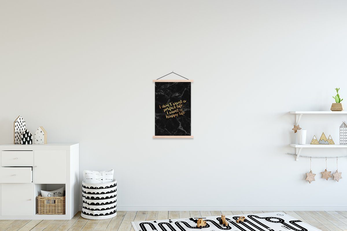 MuchoWow Poster Zitat - Glücklich - Gold - Marmor, (1 St), Posterleiste, Textilposter für Wohnzimmer, Bilderleiste, Magnetisch