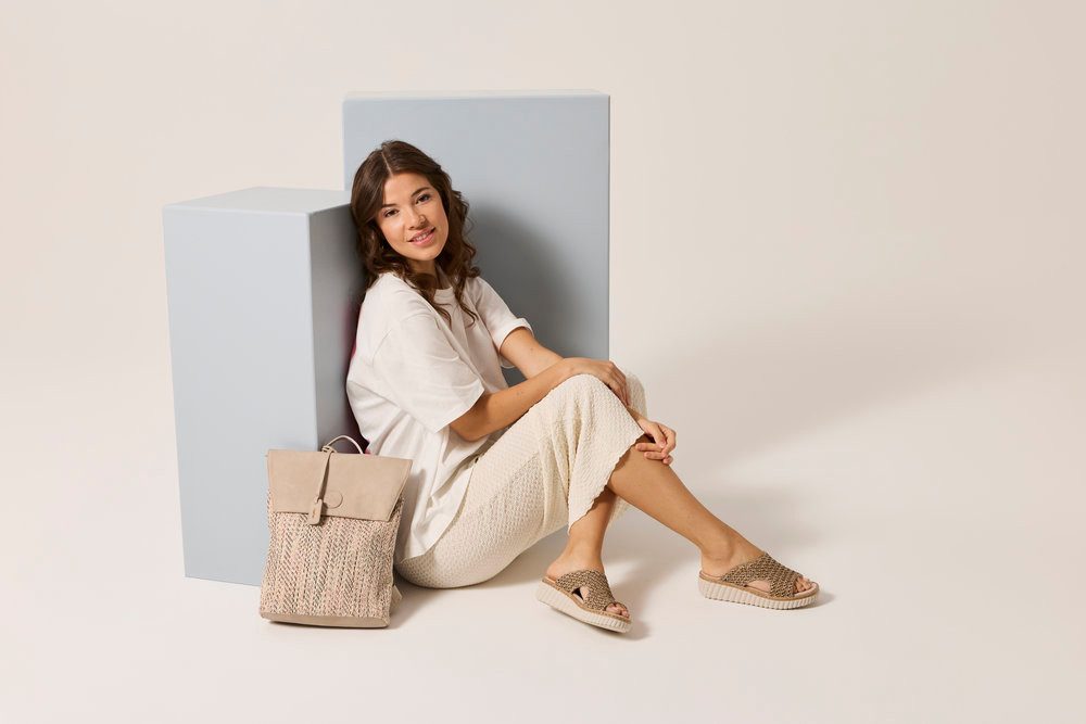 Rieker Pantolette Sommerschuh, Strandschuh, Keilpantolette mit Bastumrahmung