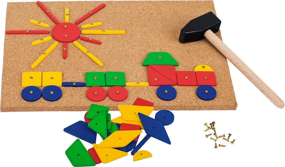 goki Spiel Hammerspiel XXL - A4 Korkplatte, 100 Holzplättchen, 110 Nägel