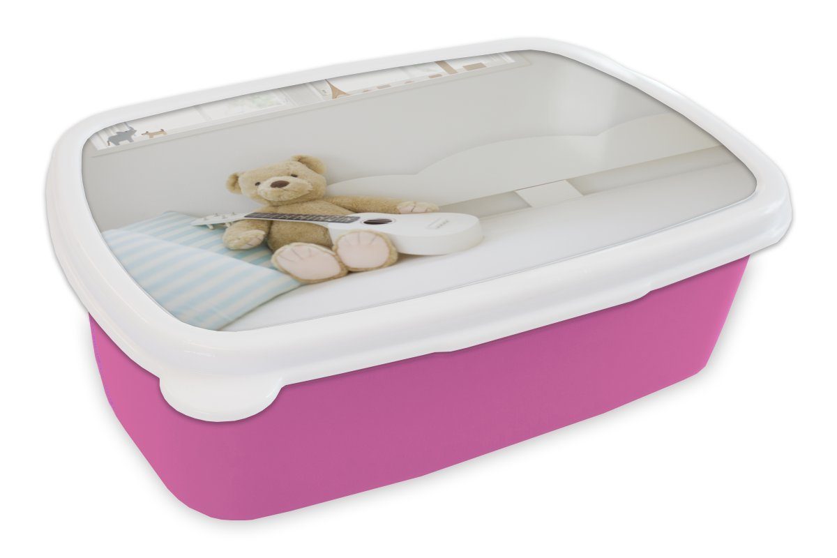 MuchoWow Lunchbox Ein Bär auf dem Bett im Kinderzimmer, Kunststoff, (2-tlg), Brotbox für Erwachsene, Brotdose Kinder, Snackbox, Mädchen, Kunststoff rosa
