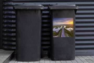 MuchoWow Wandsticker Straße in Australien bei Sonnenuntergang aus der Vogelperspektive (1 St), Mülleimer-aufkleber, Mülltonne, Sticker, Container, Abfalbehälter
