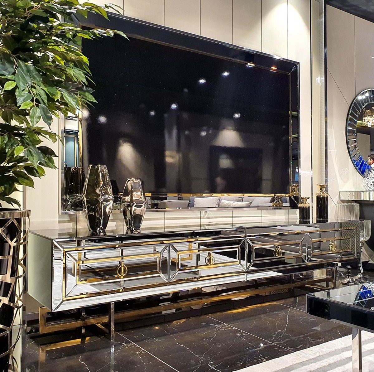 Casa Padrino TV-Schrank Luxus Wohnzimmer Мебель Set Silber / Gold - Verspiegelter TV Schrank mit verspiegelter Rückwand - Verspiegelte Luxus Мебель