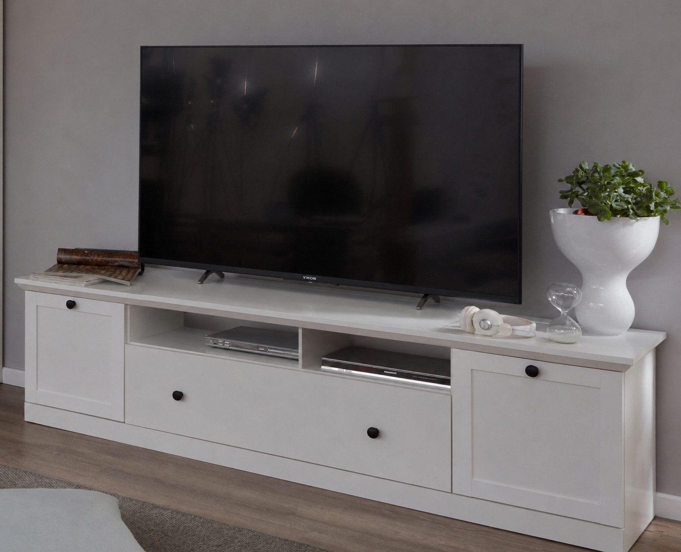 Furn.Design Lowboard Milla (TV Unterschrank in Weiß Landhaus, 2-türig, 177 x 49 cm), mit viel Stauraum