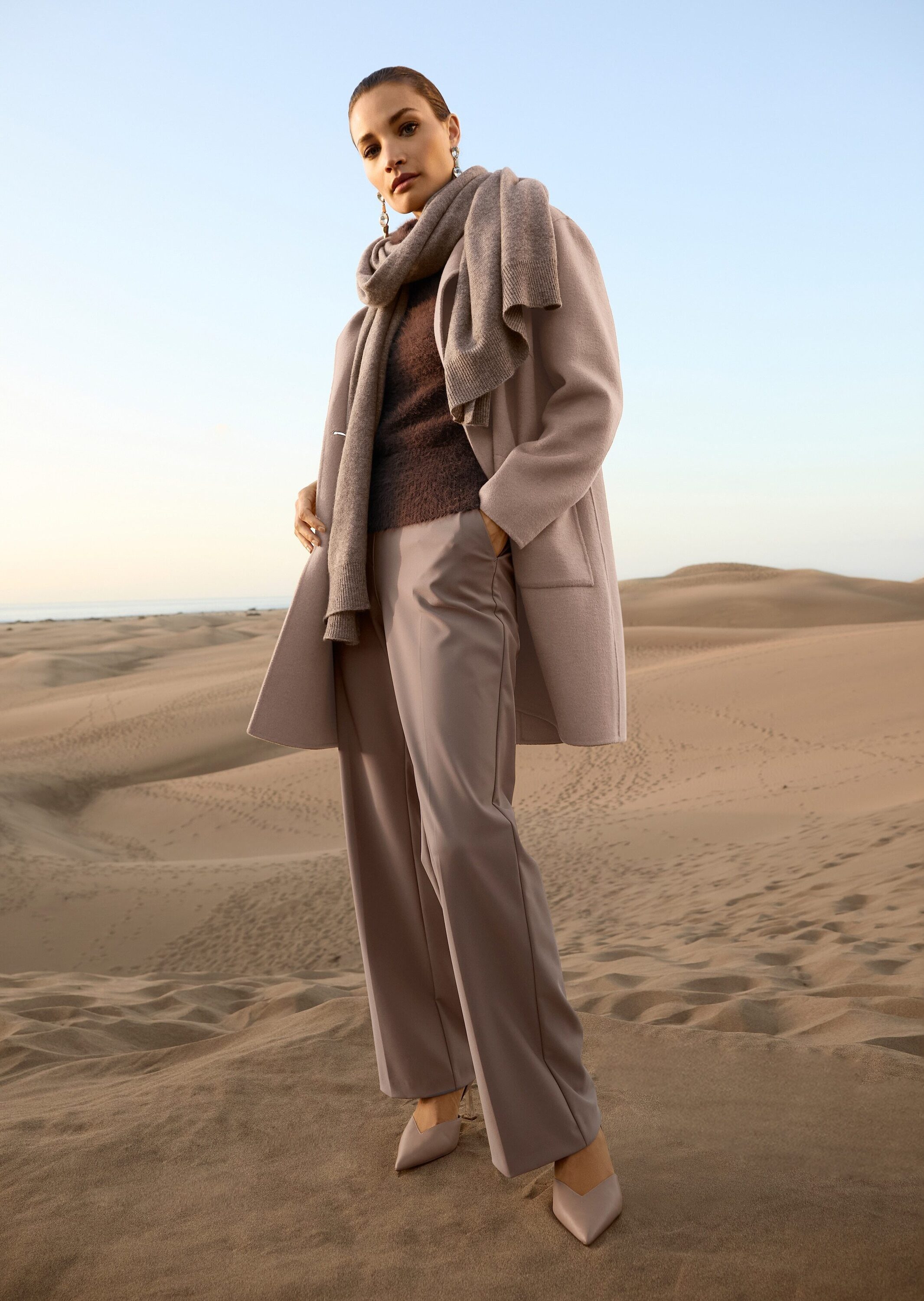 MADELEINE Kurzmantel Eleganter Doubleface-Mantel mit Reverskragen Klassischer Einreiher mit Taschen und Hornknopf, ungefüttert